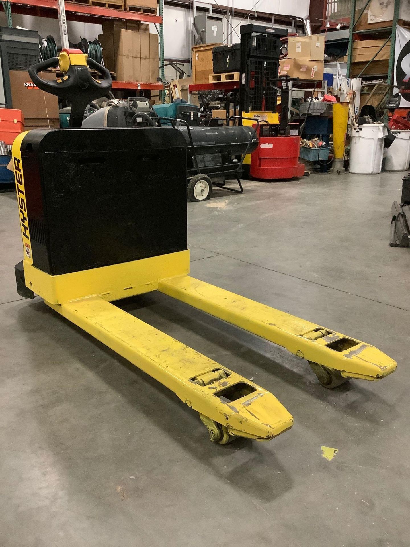 HYSTER PALLET JACK MODEL W40Z, ELECTRIC, APPROX 24 VOLTS, APPROX MAX CAPACITY 4000LBS, RUNS AND OPER - Image 5 of 10