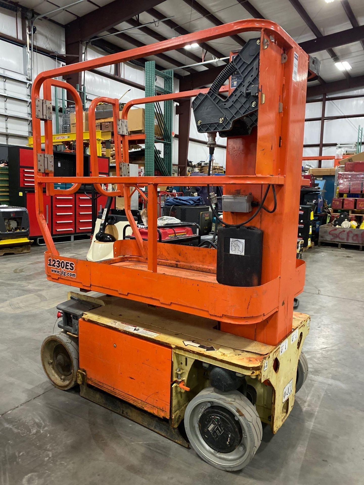 JLG ELECTRIC MAN LIFT MODEL 1230ES, 12' PLATFORM HEIGHT, SELF PROPELLED, BATTERY CHARGER - Image 3 of 7