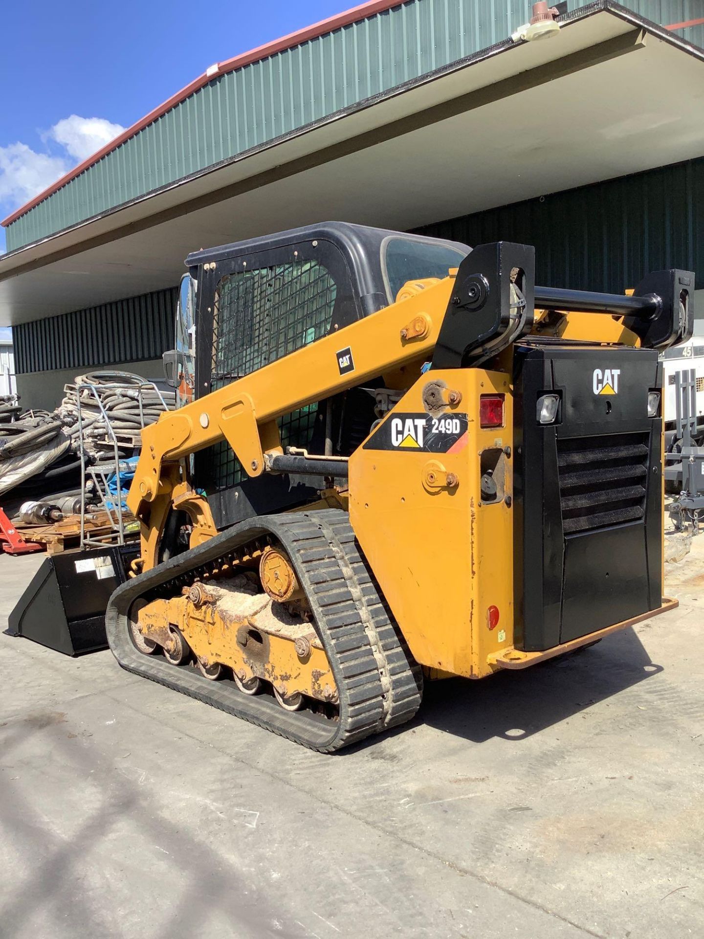 2015 CATERPILLAR SKID STEER MODEL 249D, DIESEL, ENCLOSED CAB, RUBBER TRACKS, AUX HYDRAULIC, BUCKET A - Image 8 of 22