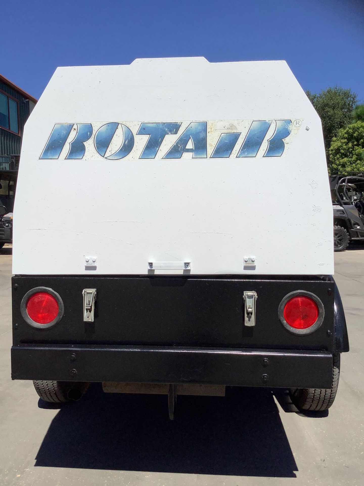 2016 ROTAIR ULTRA SILENT AIR COMPRESSOR MODEL D185T4F, TRAILER MOUNTED, DIESEL, KOHLER ENGINE, APPRO - Image 5 of 16