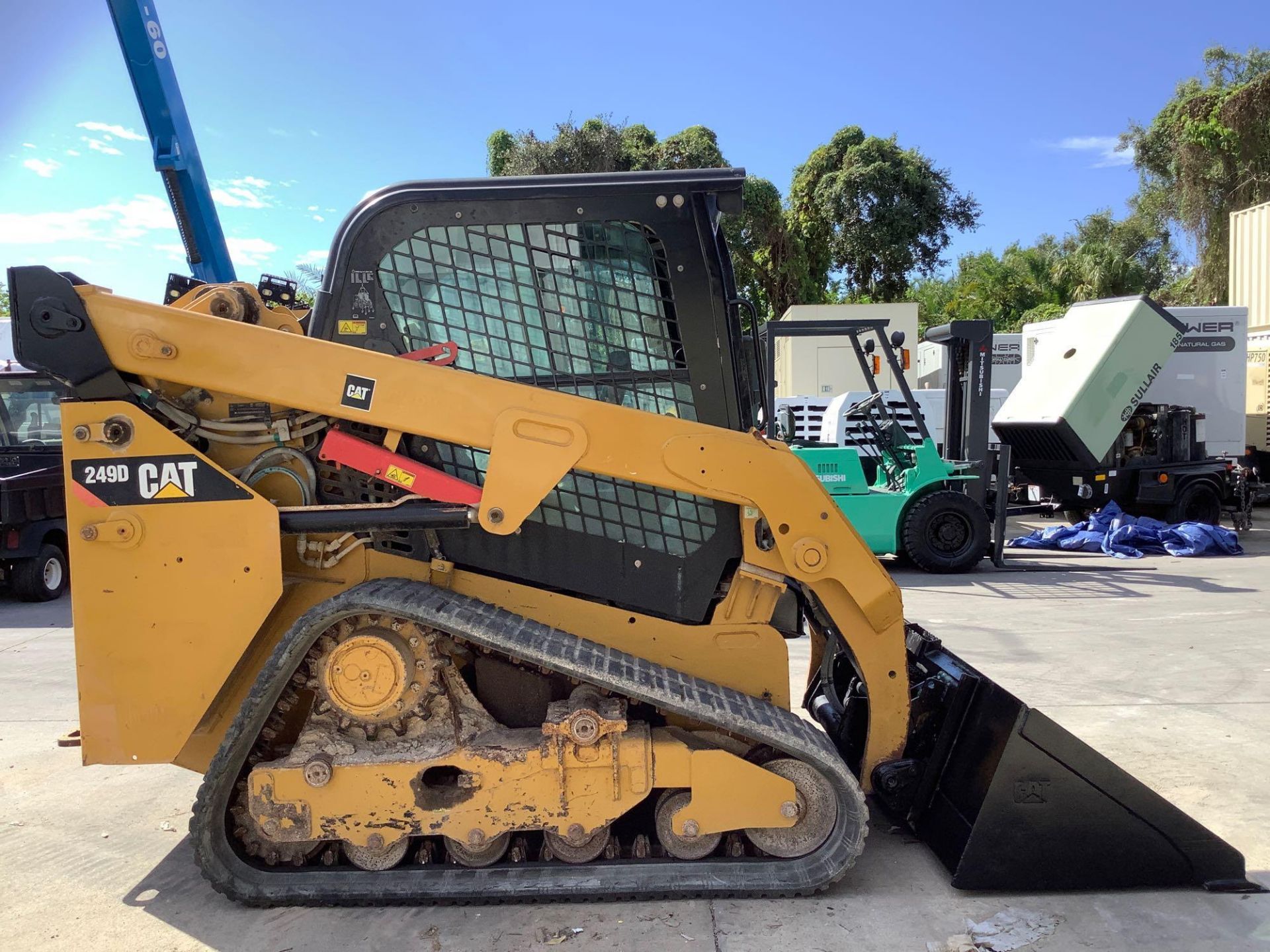 2015 CATERPILLAR SKID STEER MODEL 249D, DIESEL, ENCLOSED CAB, RUBBER TRACKS, AUX HYDRAULIC, BUCKET A - Image 3 of 22