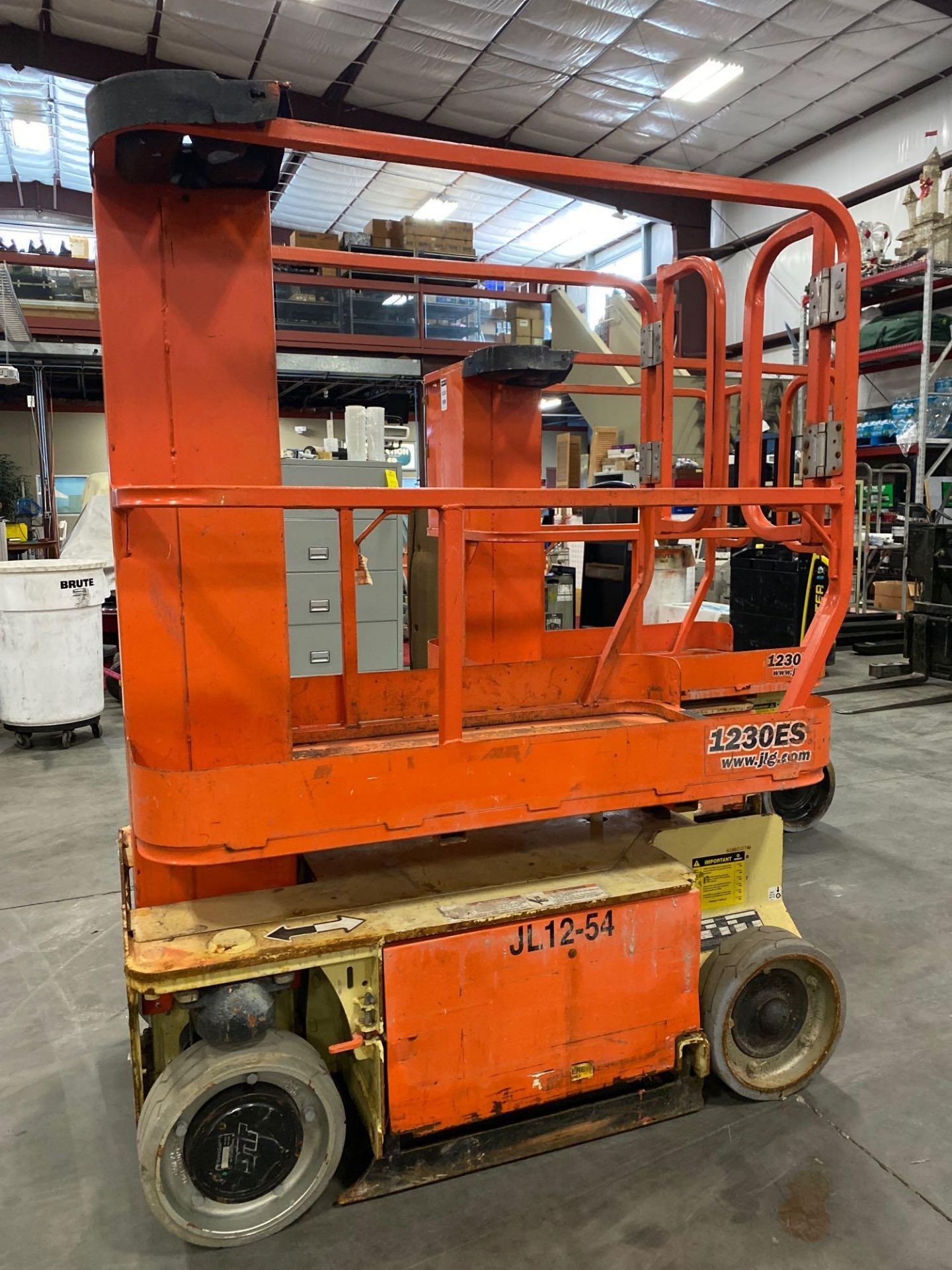 JLG ELECTRIC MAN LIFT MODEL 1230ES, 12' PLATFORM HEIGHT, SELF PROPELLED, BATTERY CHARGER - Image 5 of 7