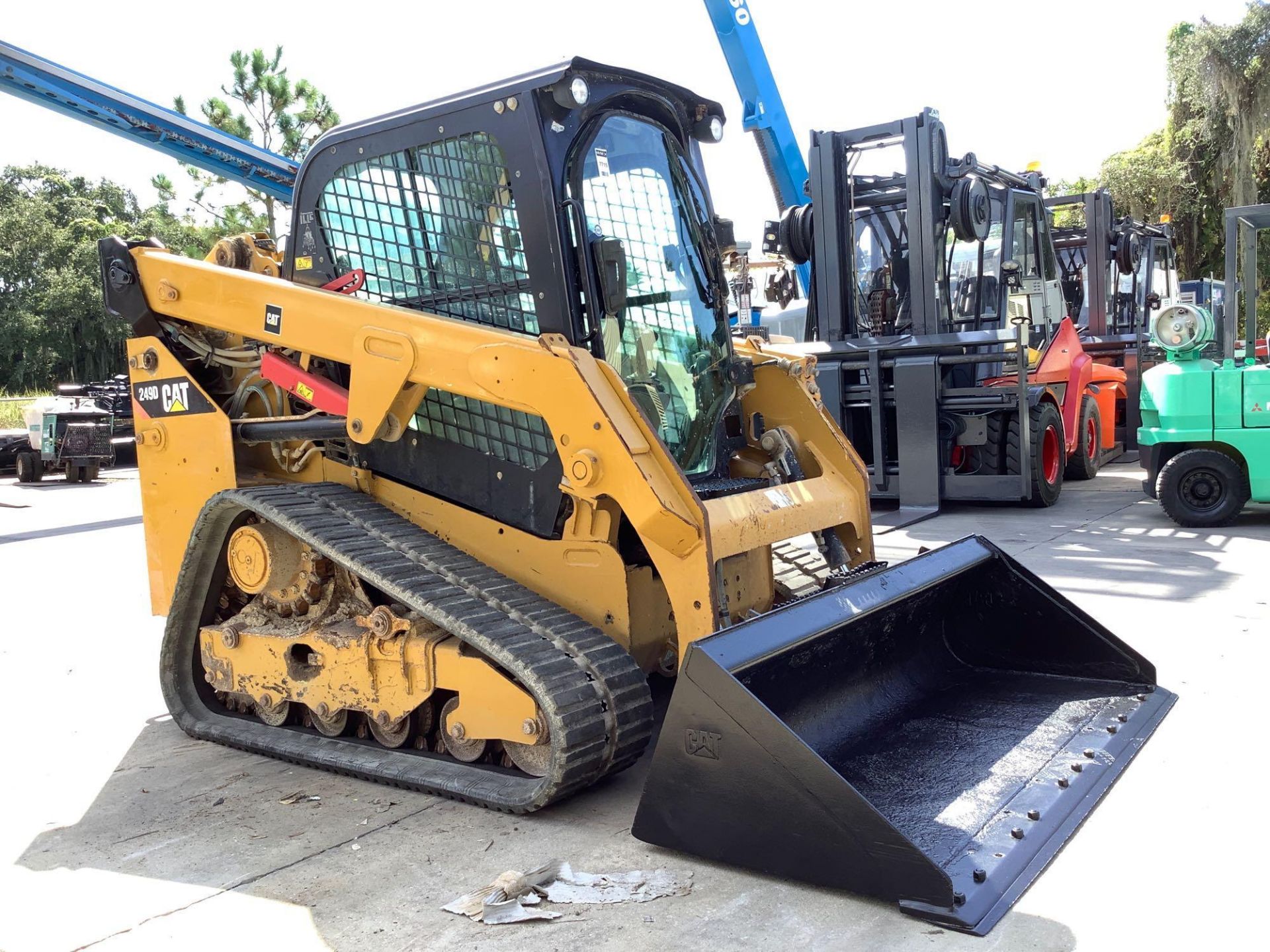 2015 CATERPILLAR SKID STEER MODEL 249D, DIESEL, ENCLOSED CAB, RUBBER TRACKS, AUX HYDRAULIC, BUCKET A - Image 2 of 22