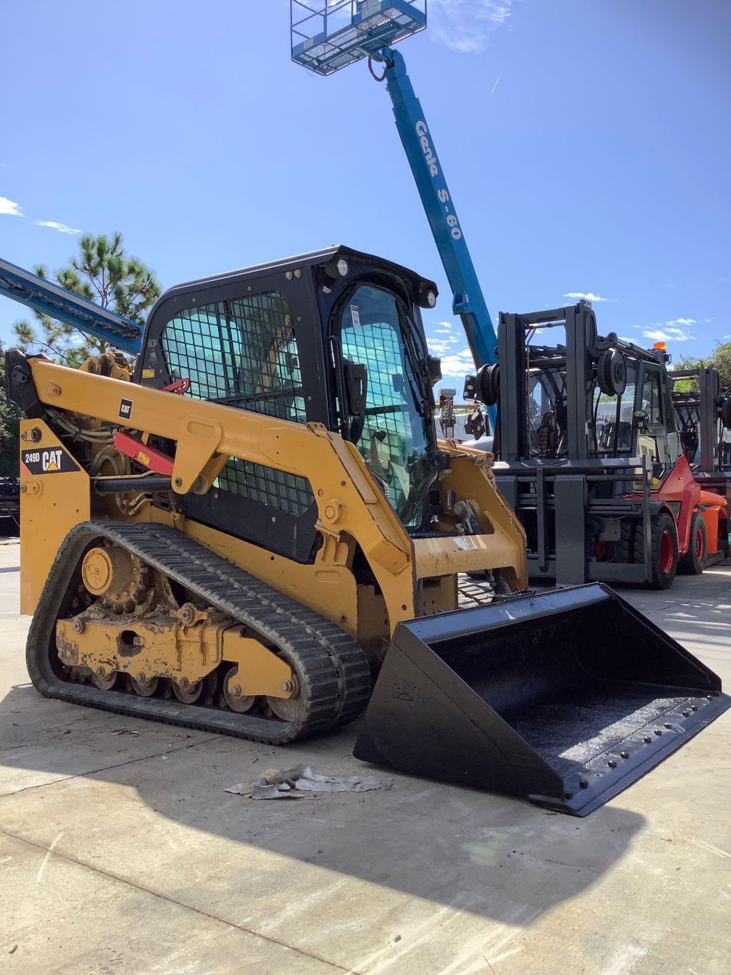 2015 CATERPILLAR SKID STEER MODEL 249D, DIESEL, ENCLOSED CAB, RUBBER TRACKS, AUX HYDRAULIC, BUCKET A