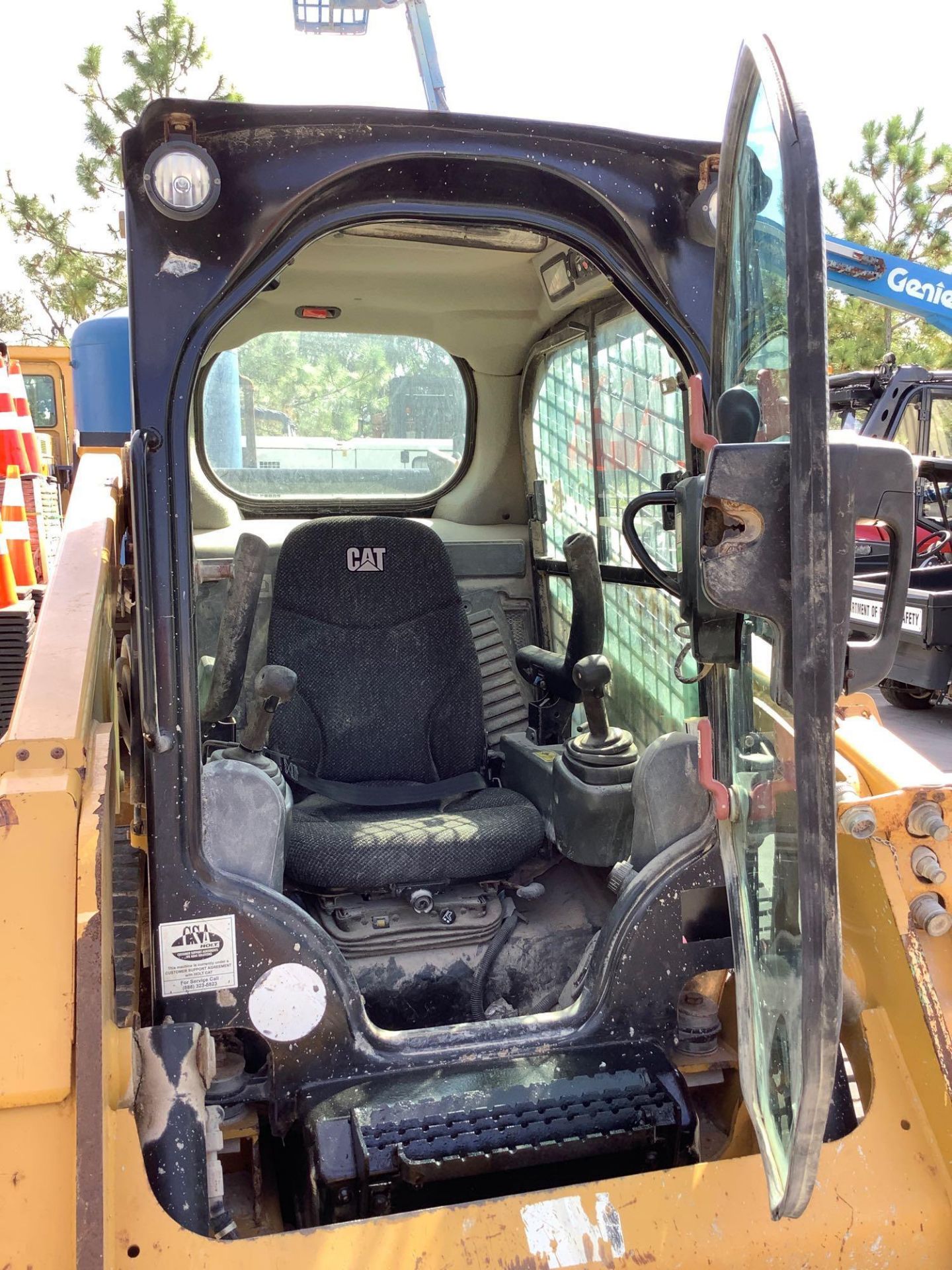 2015 CATERPILLAR SKID STEER MODEL 249D, DIESEL, ENCLOSED CAB, RUBBER TRACKS, AUX HYDRAULIC, BUCKET A - Image 15 of 22