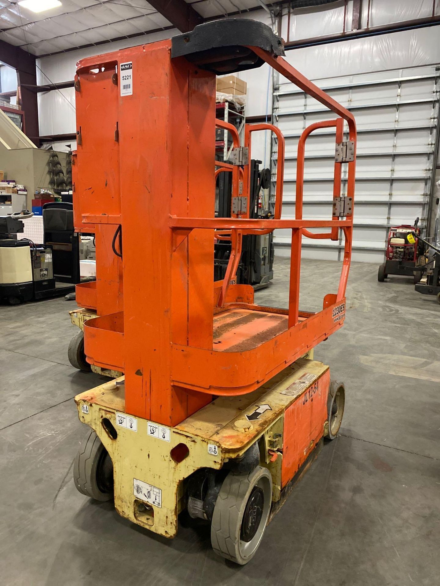 JLG ELECTRIC MAN LIFT MODEL 1230ES, 12' PLATFORM HEIGHT, SELF PROPELLED, BATTERY CHARGER - Image 4 of 7