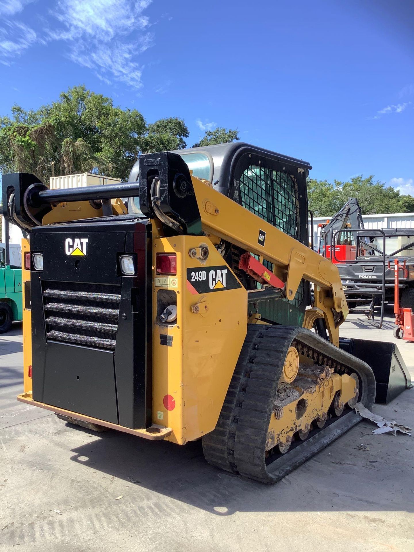 2015 CATERPILLAR SKID STEER MODEL 249D, DIESEL, ENCLOSED CAB, RUBBER TRACKS, AUX HYDRAULIC, BUCKET A - Image 5 of 22