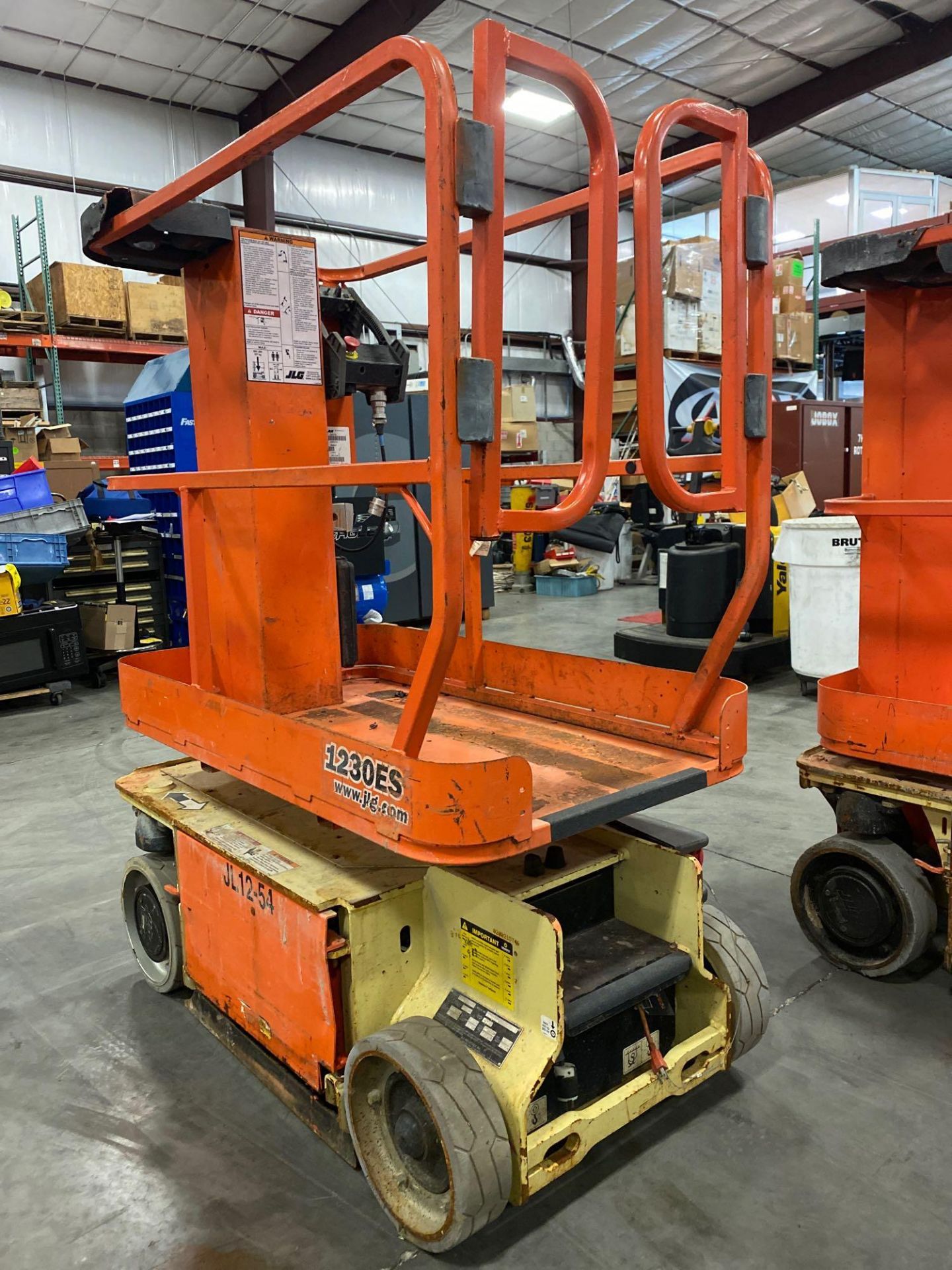 JLG ELECTRIC MAN LIFT MODEL 1230ES, 12' PLATFORM HEIGHT, SELF PROPELLED, BATTERY CHARGER