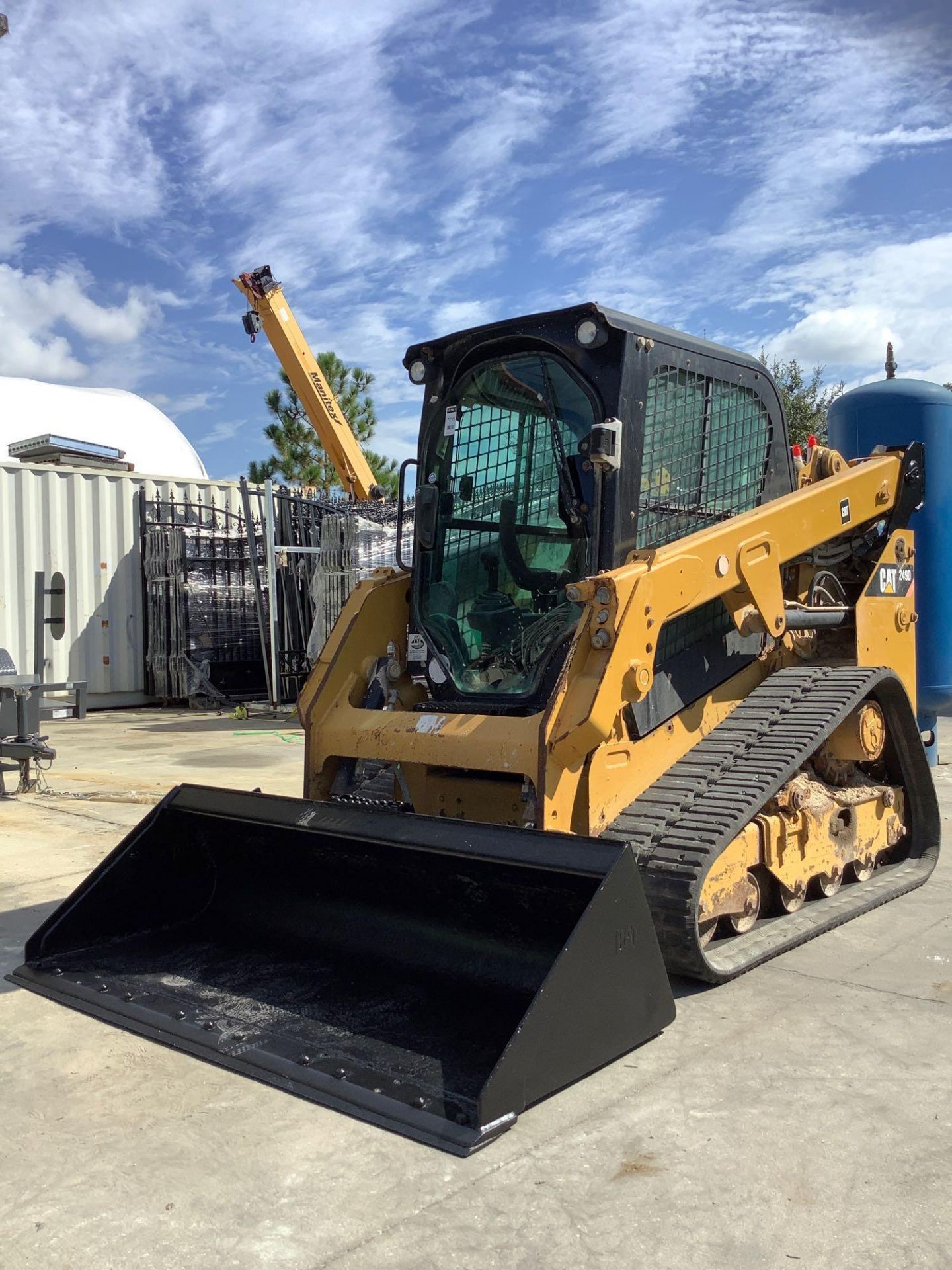 2015 CATERPILLAR SKID STEER MODEL 249D, DIESEL, ENCLOSED CAB, RUBBER TRACKS, AUX HYDRAULIC, BUCKET A - Image 11 of 22