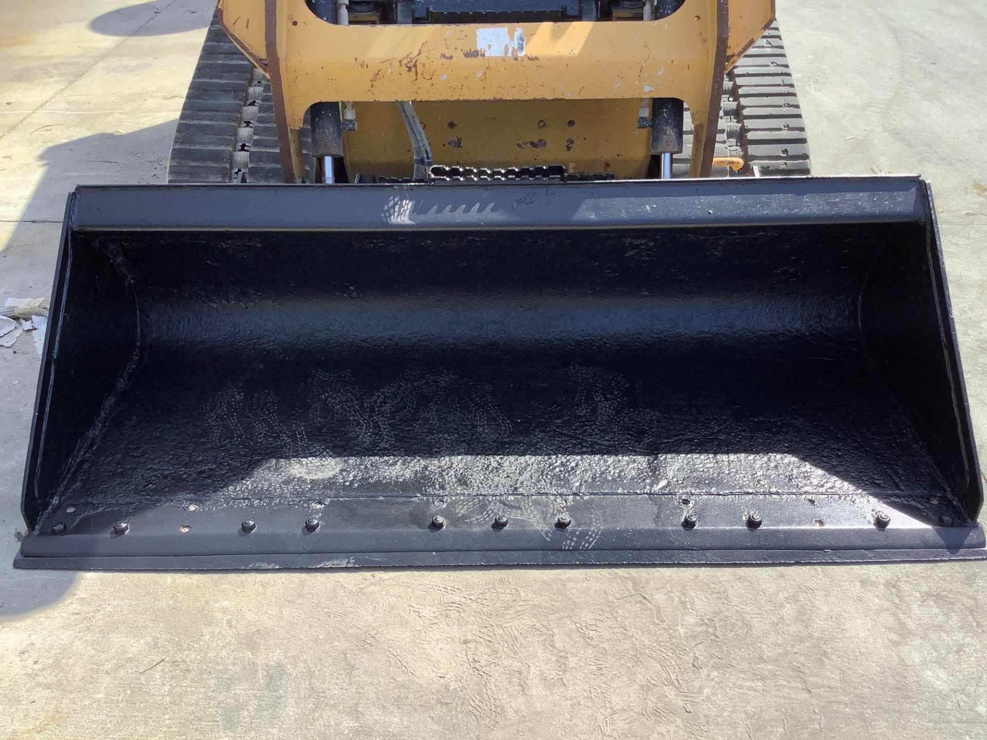 2015 CATERPILLAR SKID STEER MODEL 249D, DIESEL, ENCLOSED CAB, RUBBER TRACKS, AUX HYDRAULIC, BUCKET A - Image 13 of 22