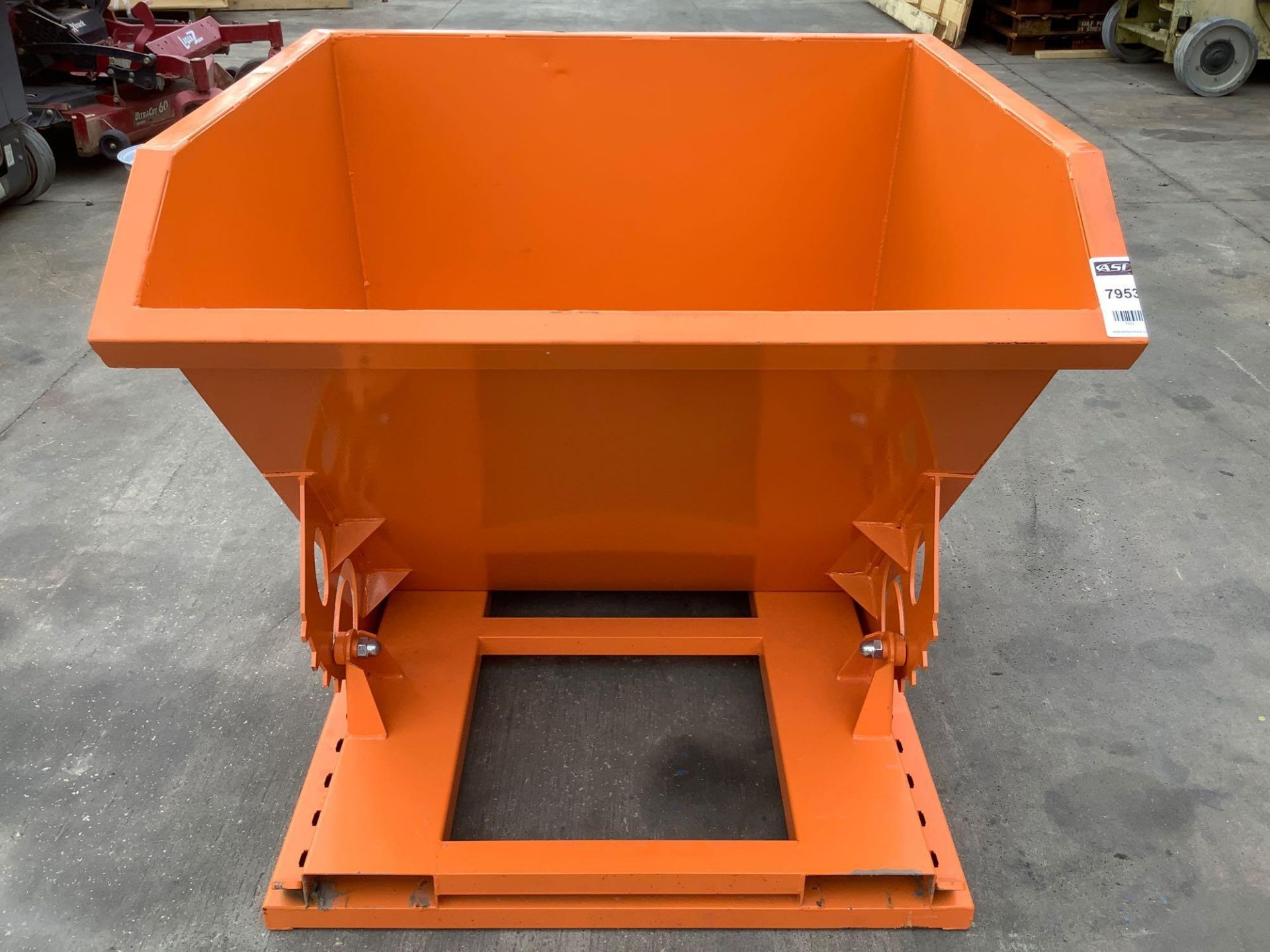 UNUSED 1CU YARD SELF DUMPING HOPPER WITH FORK POCKETS - Image 2 of 5