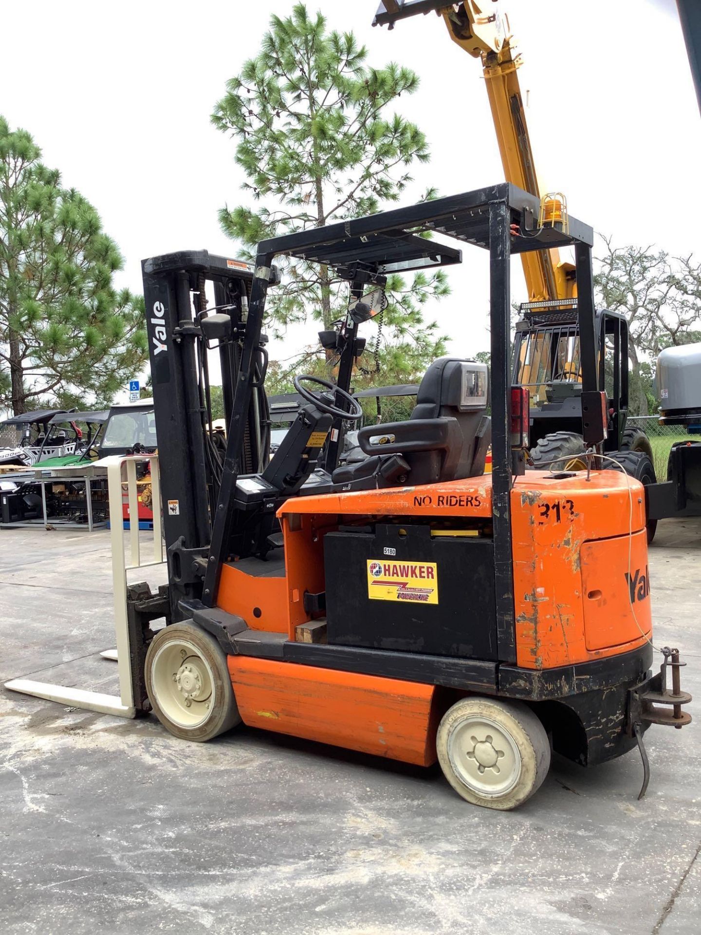 YALE  FORKLIFT MODEL ERC065RGN36TE088, ELECTRIC, APPROX MAX CAPACITY 6500LBS, APPROX MAX HEIGHT 193i - Image 6 of 20