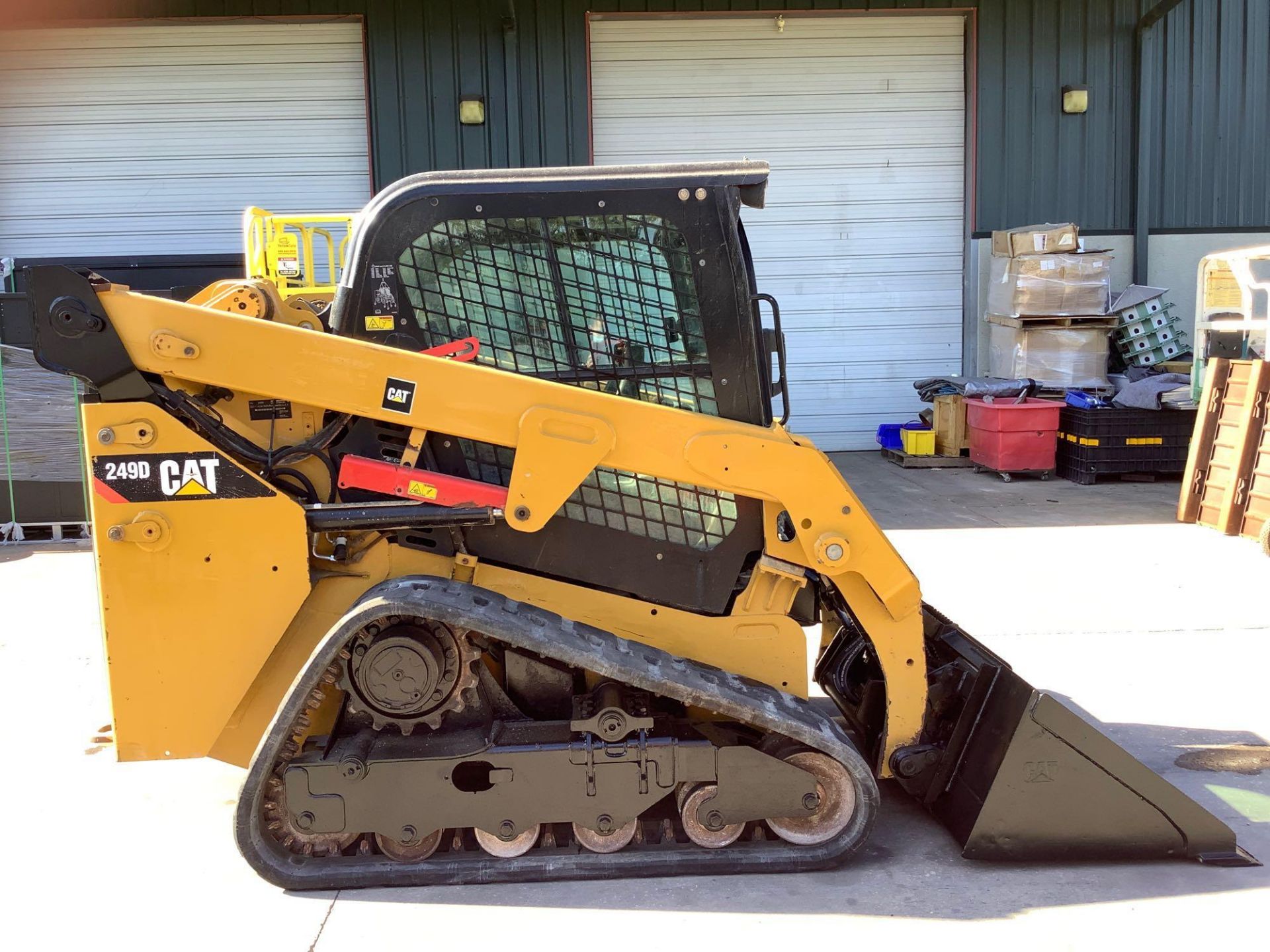 2015 CATERPILLAR SKID STEER MODEL 249D, DIESEL, ENCLOSED CAB, RUBBER TRACKS, BUCKET APPROX 67in, AC - Image 4 of 21