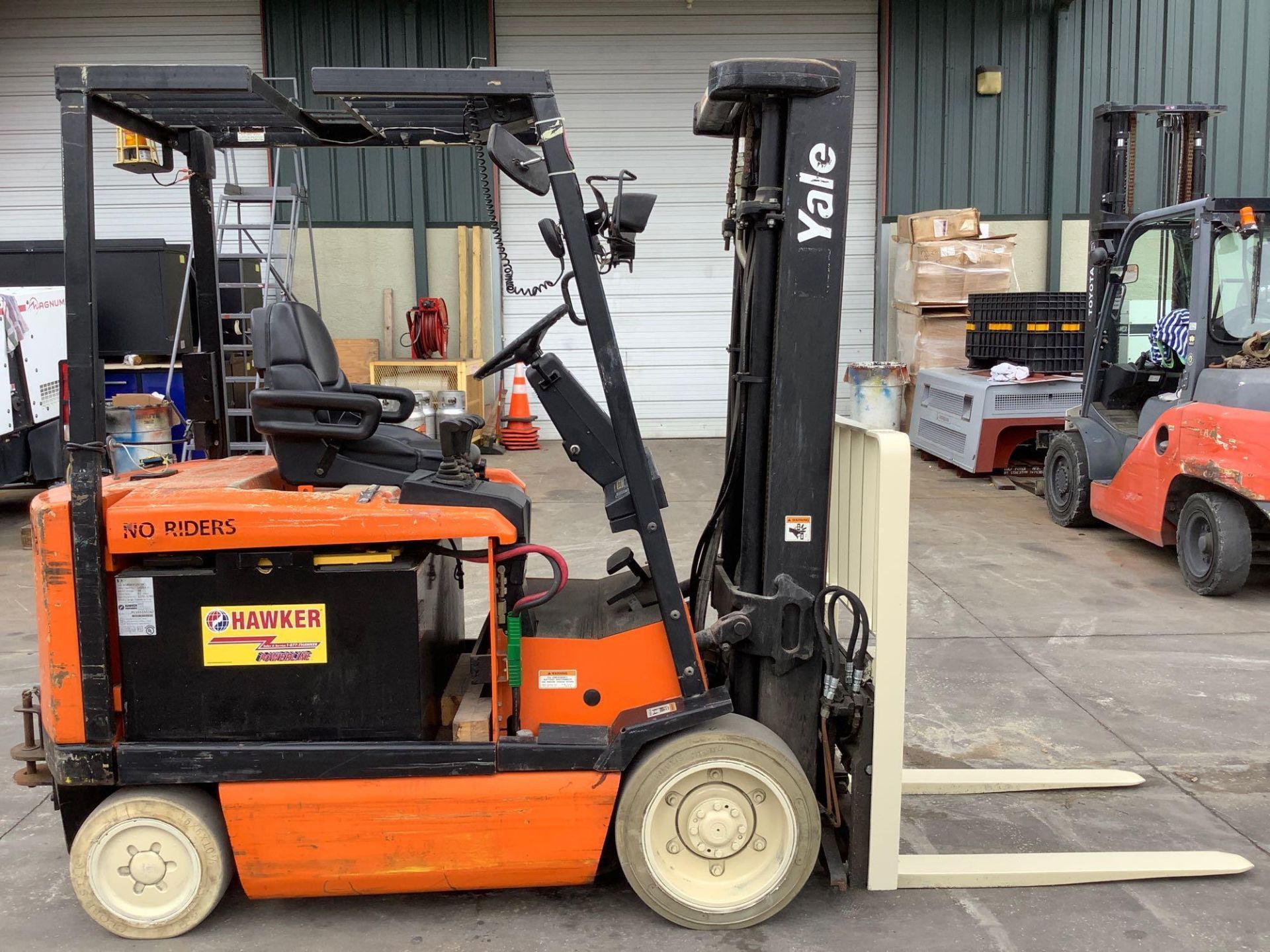 YALE  FORKLIFT MODEL ERC065RGN36TE088, ELECTRIC, APPROX MAX CAPACITY 6500LBS, APPROX MAX HEIGHT 193i - Image 2 of 20