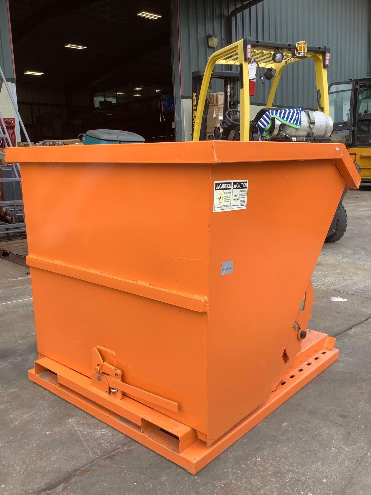 UNUSED 1CU YARD SELF DUMPING HOPPER WITH FORK POCKETS - Image 4 of 5