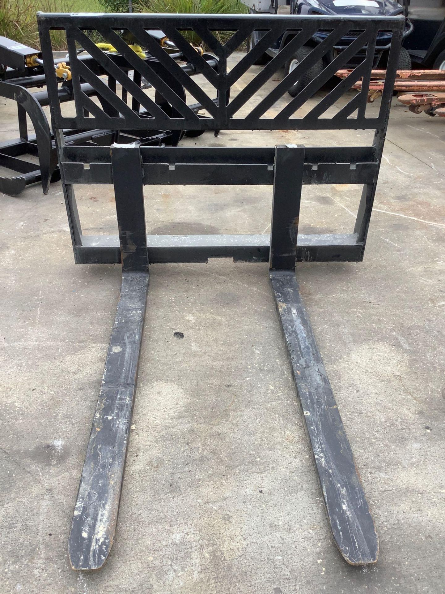UNUSED UNIVERSAL SKID STEER ATTACHMENT, APPROX 45" WIDTH , APPROX 48'' FORKS - Image 2 of 6