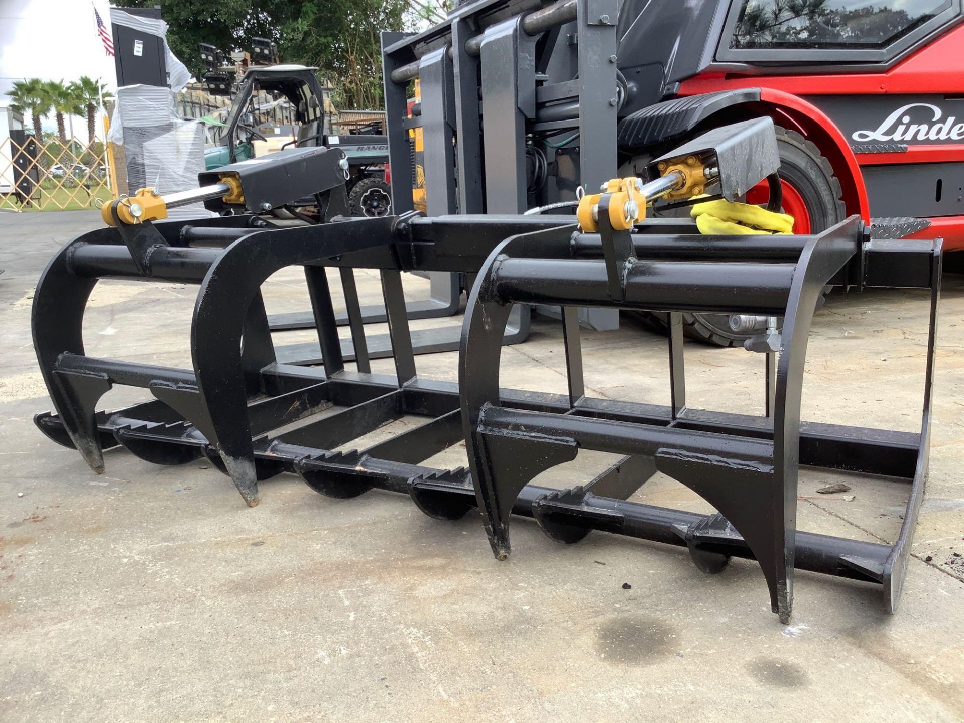 UNUSED GRAPPLE BUCKET UNIVERSAL SKID STEER ATTACHMENT, APPROX 72IN - Image 2 of 4