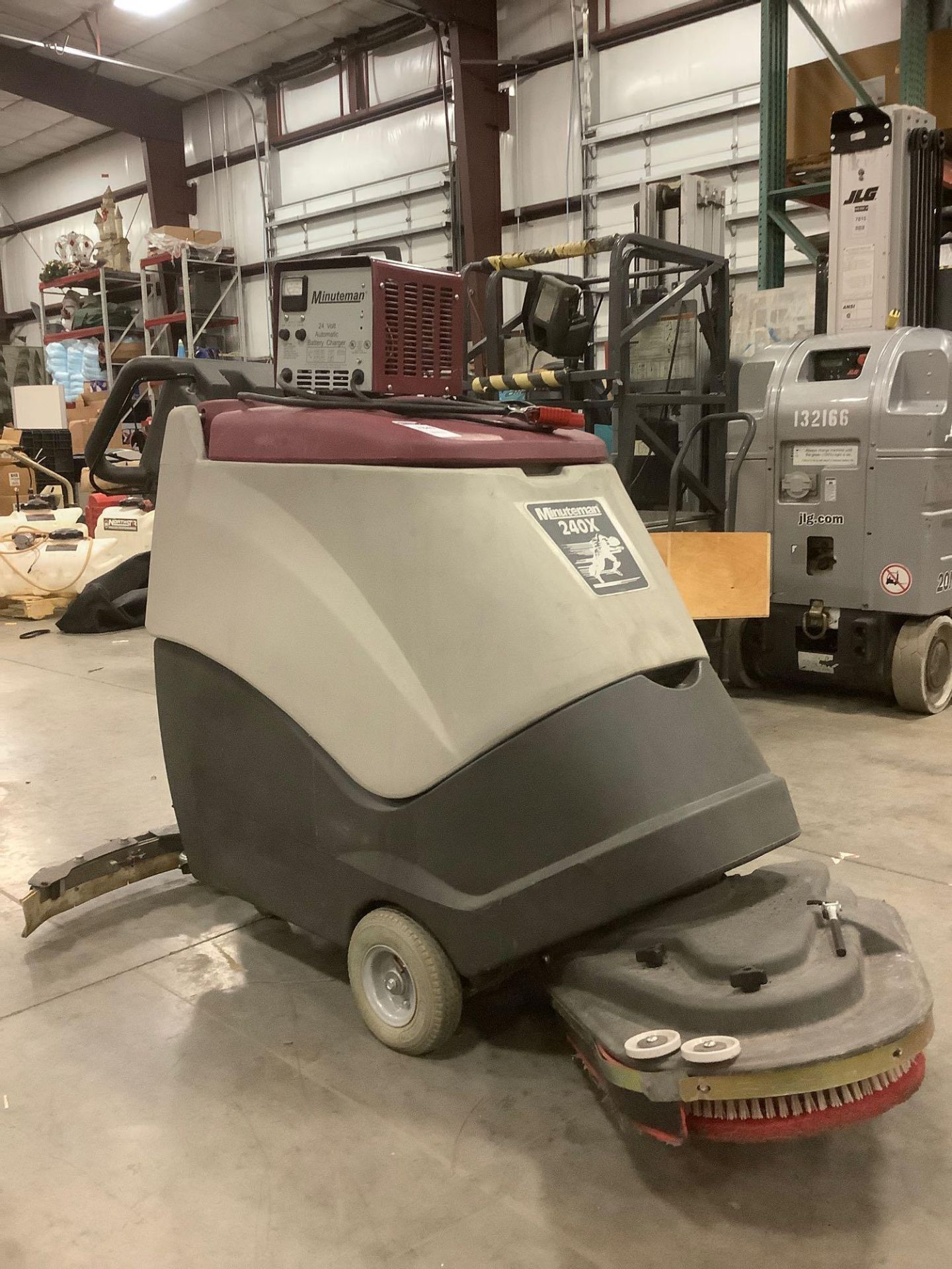 MINUTEMAN 240X FLOOR SCRUBBER MODEL MC240024QP 420X SCRUBBER, ELECTRIC, APPROX DC VOLTS 24, MINUTEMA