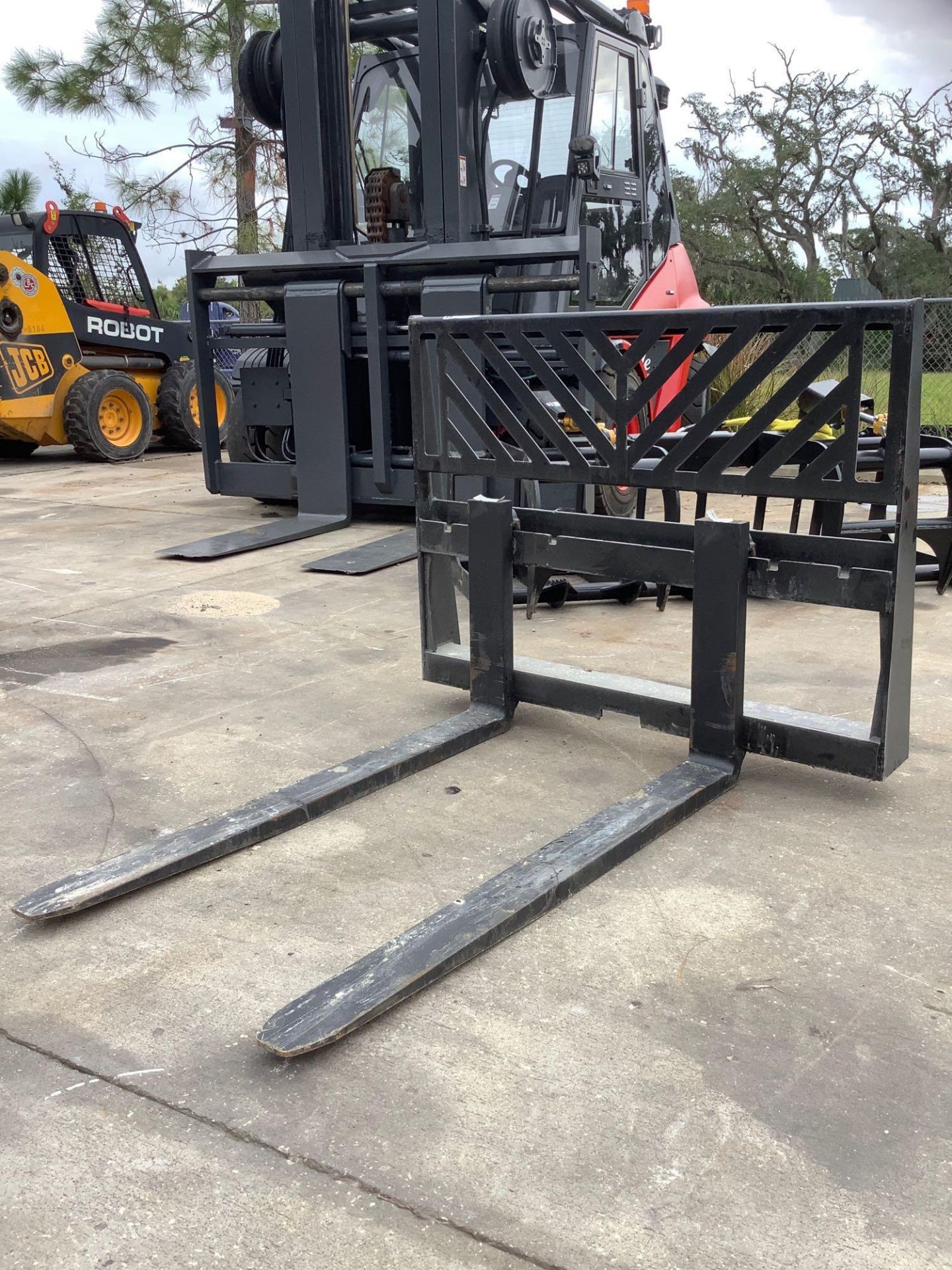 UNUSED UNIVERSAL SKID STEER ATTACHMENT, APPROX 45" WIDTH , APPROX 48'' FORKS - Image 3 of 6