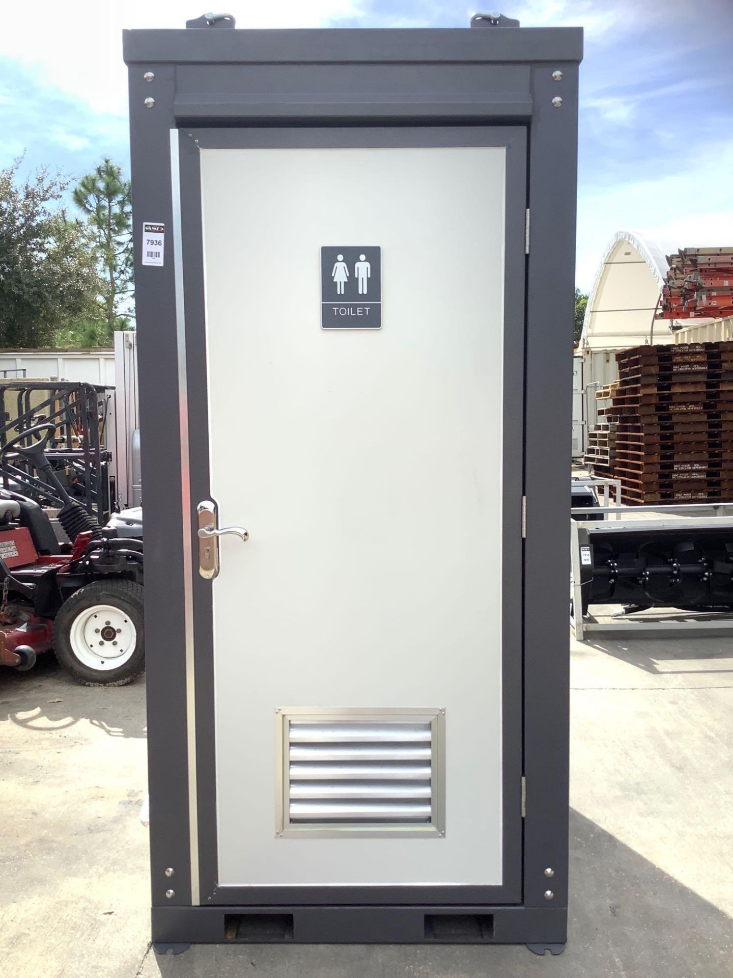 UNUSED PORTABLE SINGLE BATHROOM UNIT, 1 STALL, ELECTRIC & PLUMBING HOOK UP WITH EXTERIOR PLUMBING CO - Image 2 of 14