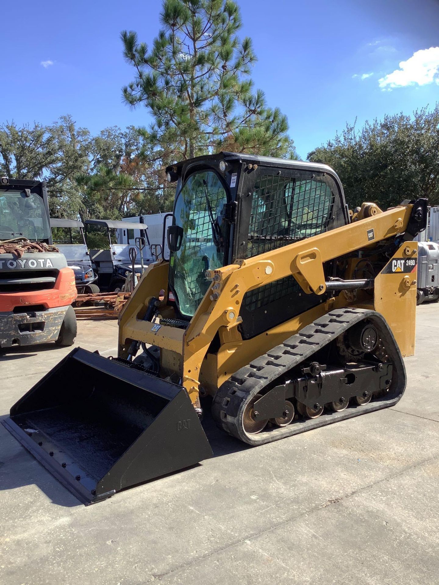 2015 CATERPILLAR SKID STEER MODEL 249D, DIESEL, ENCLOSED CAB, RUBBER TRACKS, BUCKET APPROX 67in, AC - Image 9 of 21