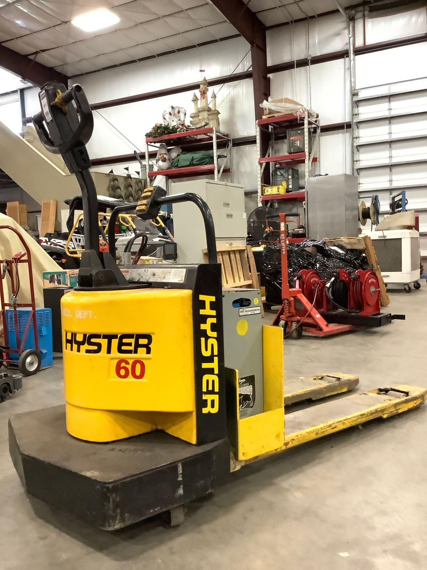 HYSTER PALLET JACK MODEL B60XT, ELECTRIC,APPROX MAX CAPACITY 6000LBS, APPROX 24 VOLTS , RUNS AND OPE