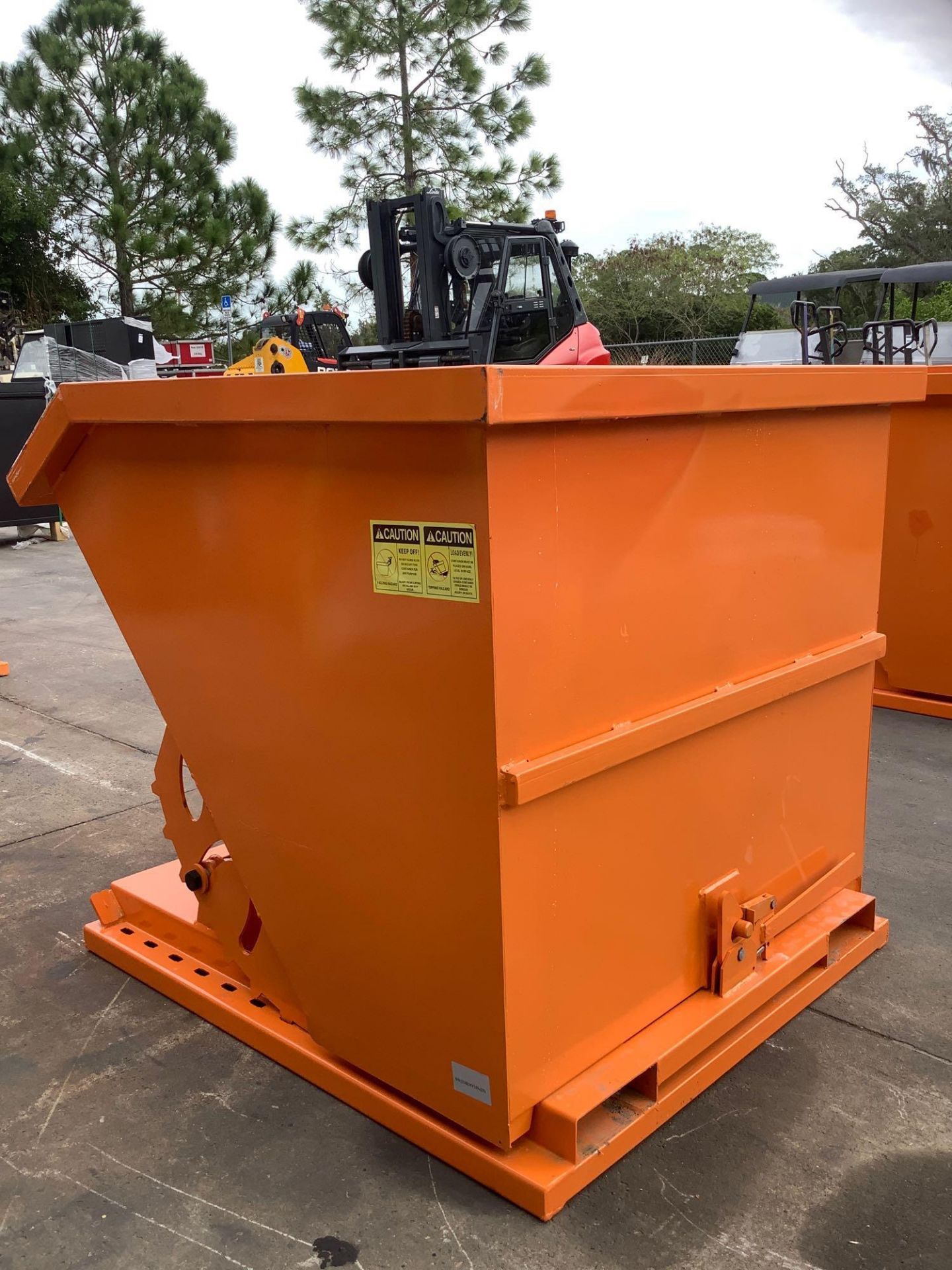 UNUSED 1CU YARD SELF DUMPING HOPPER WITH FORK POCKETS - Image 5 of 5