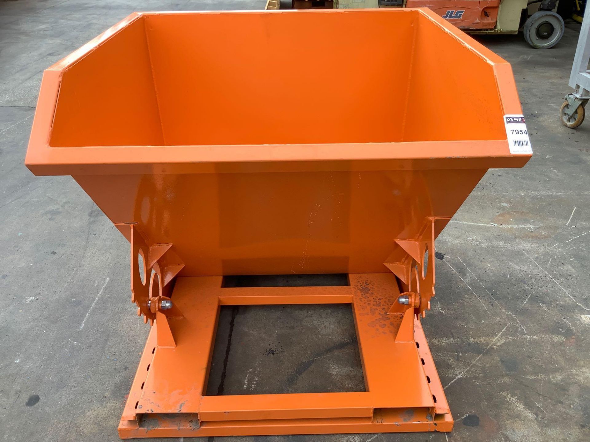 UNUSED 1CU YARD SELF DUMPING HOPPER WITH FORK POCKETS - Image 2 of 5