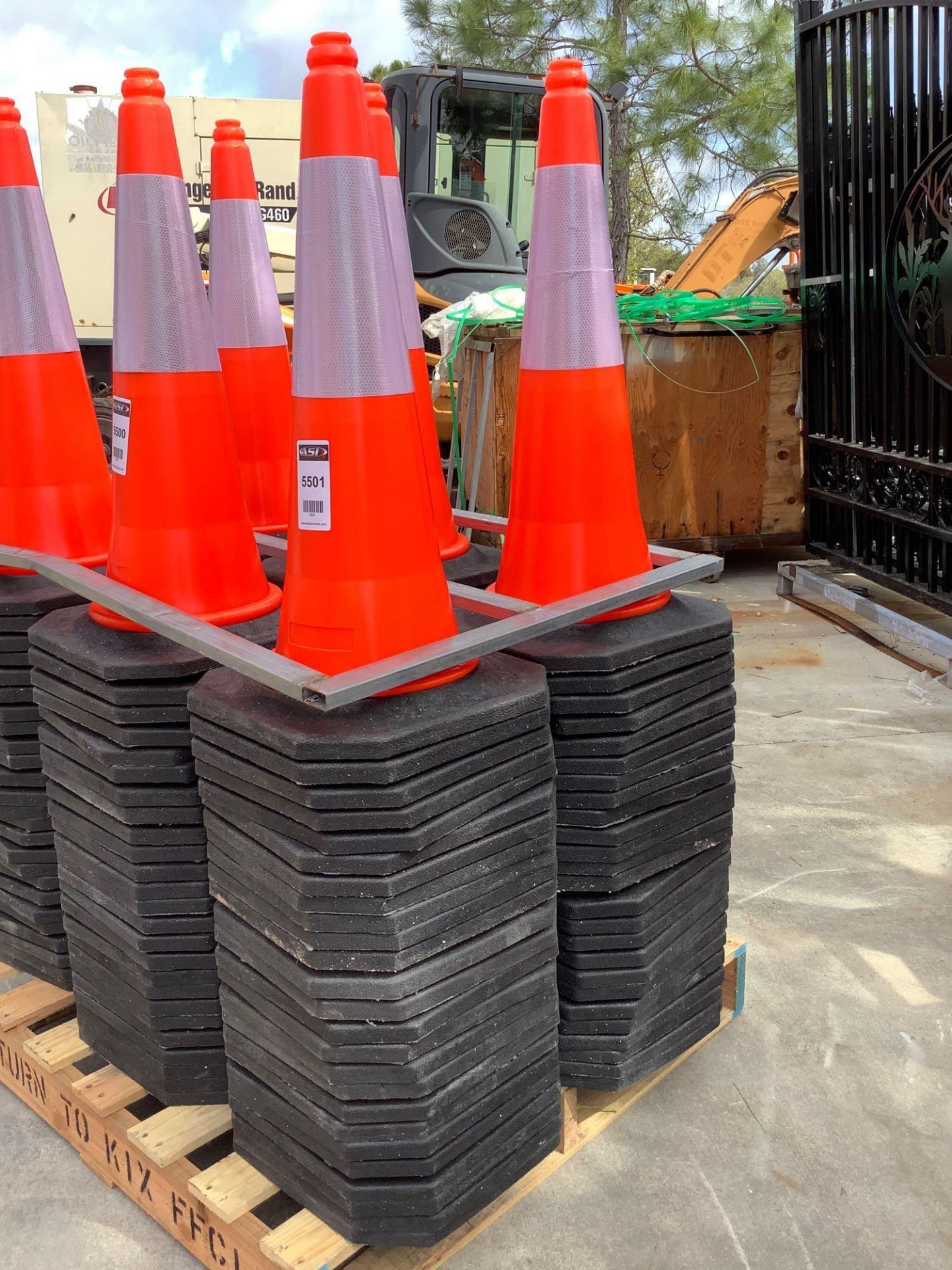 50 UNUSED PVC SAFETY TRAFFIC HIGHWAY CONES APPROX 28IN - Image 3 of 4