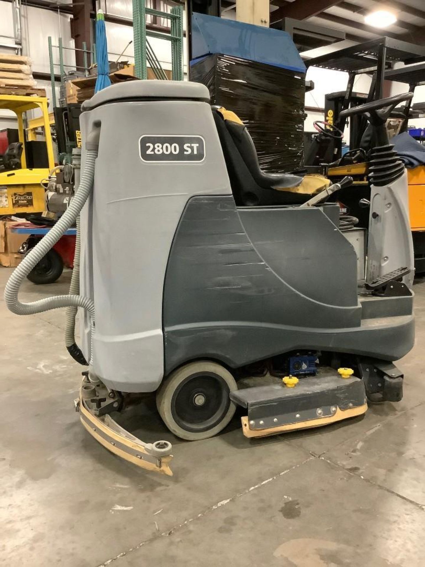 NILFISK ADVANCE RIDER FLOOR CLEANING MACHINE MODEL ADVENGER 2800ST, ELECTRIC,