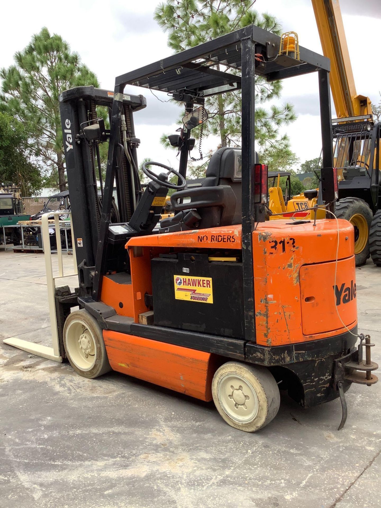 YALE  FORKLIFT MODEL ERC065RGN36TE088, ELECTRIC, APPROX MAX CAPACITY 6500LBS, APPROX MAX HEIGHT 193i - Image 7 of 20