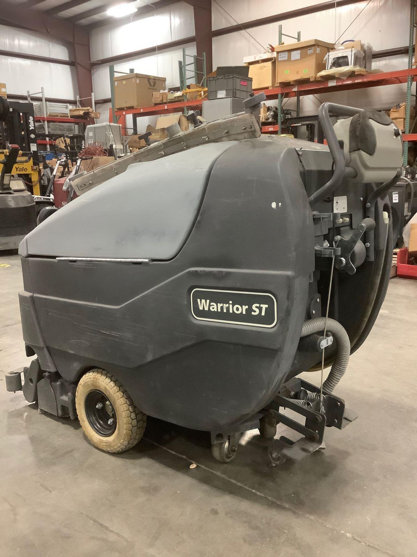 NILFISK ADVANCE FLOOR CLEANING MACHINE MODEL WARRIOR 286-C, ELECTRIC, APPROX 36VOLTS, DEAD BATTERY C - Image 6 of 11