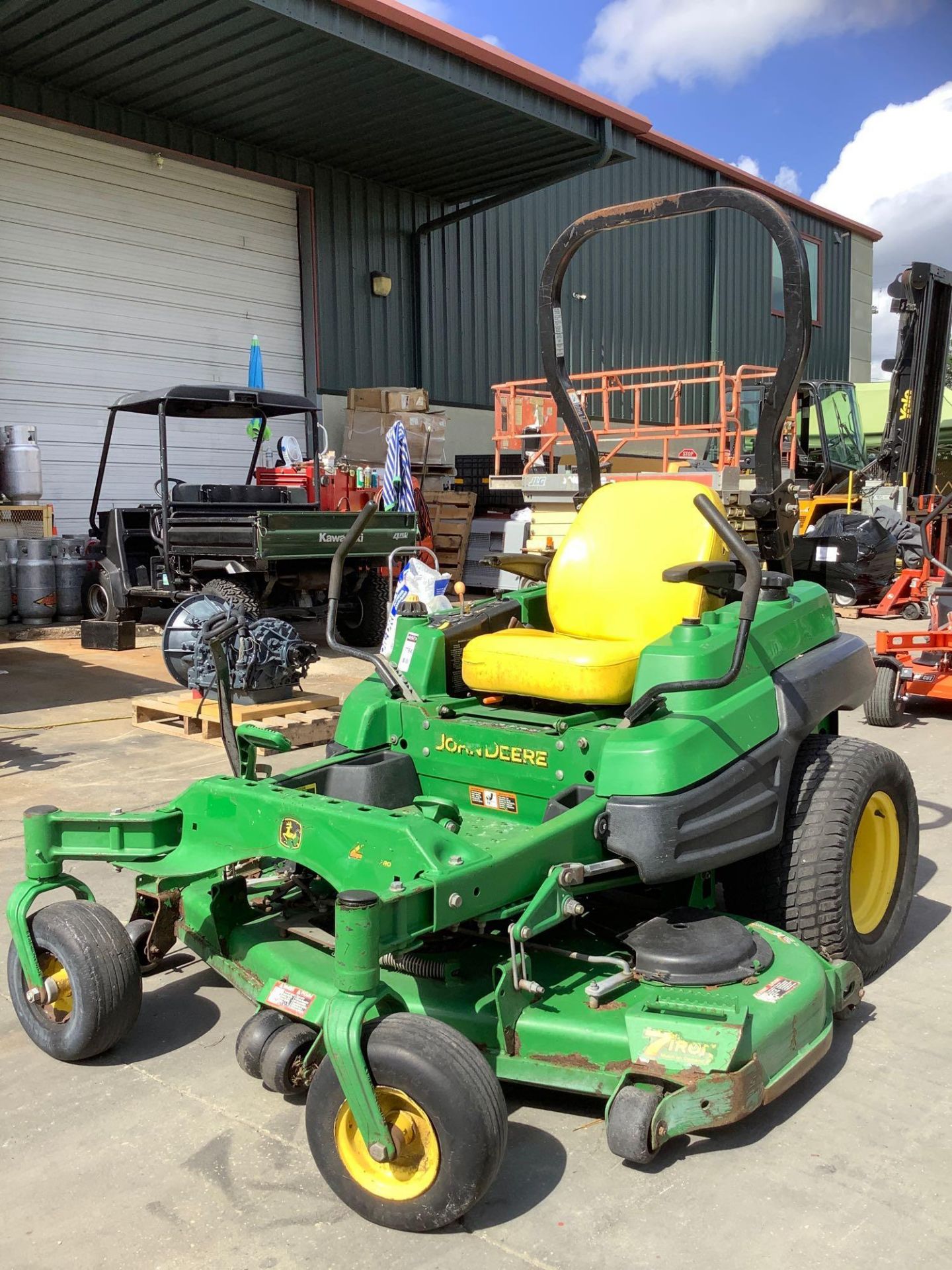 JOHN DEERE ZTRAK COMMERCIAL MOWER MODEL Z930 60MOD, GAS POWERED, 60in CUT DECK , 7IRON, RUNS AND OPE - Image 8 of 15