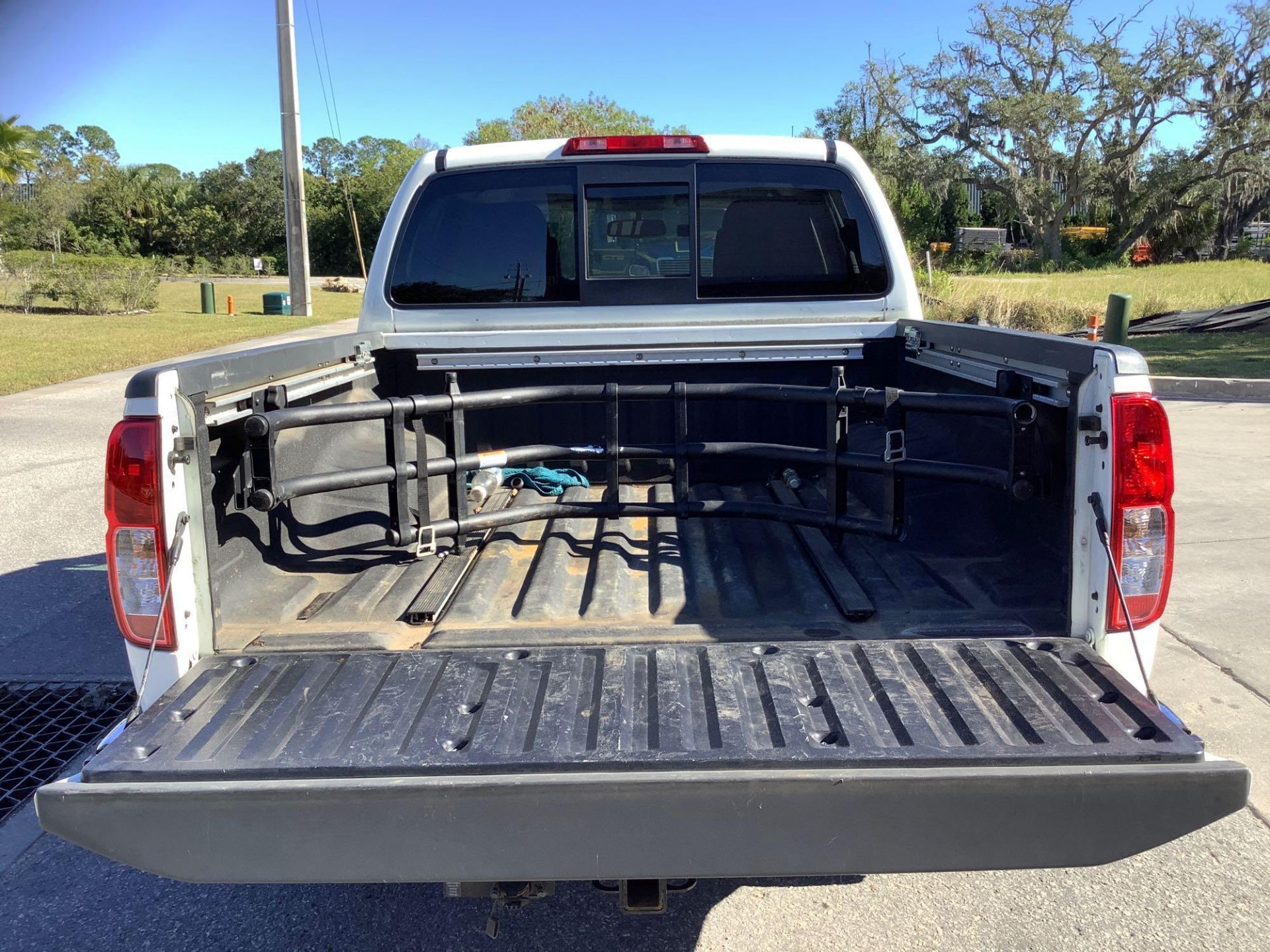 2017 NISSAN FRONTIER PICKUP TRUCK, GAS ENGINE, AUTOMATIC TRANSMISSION, CREW CAB, 4 DOOR, A/C , POWER - Image 7 of 24