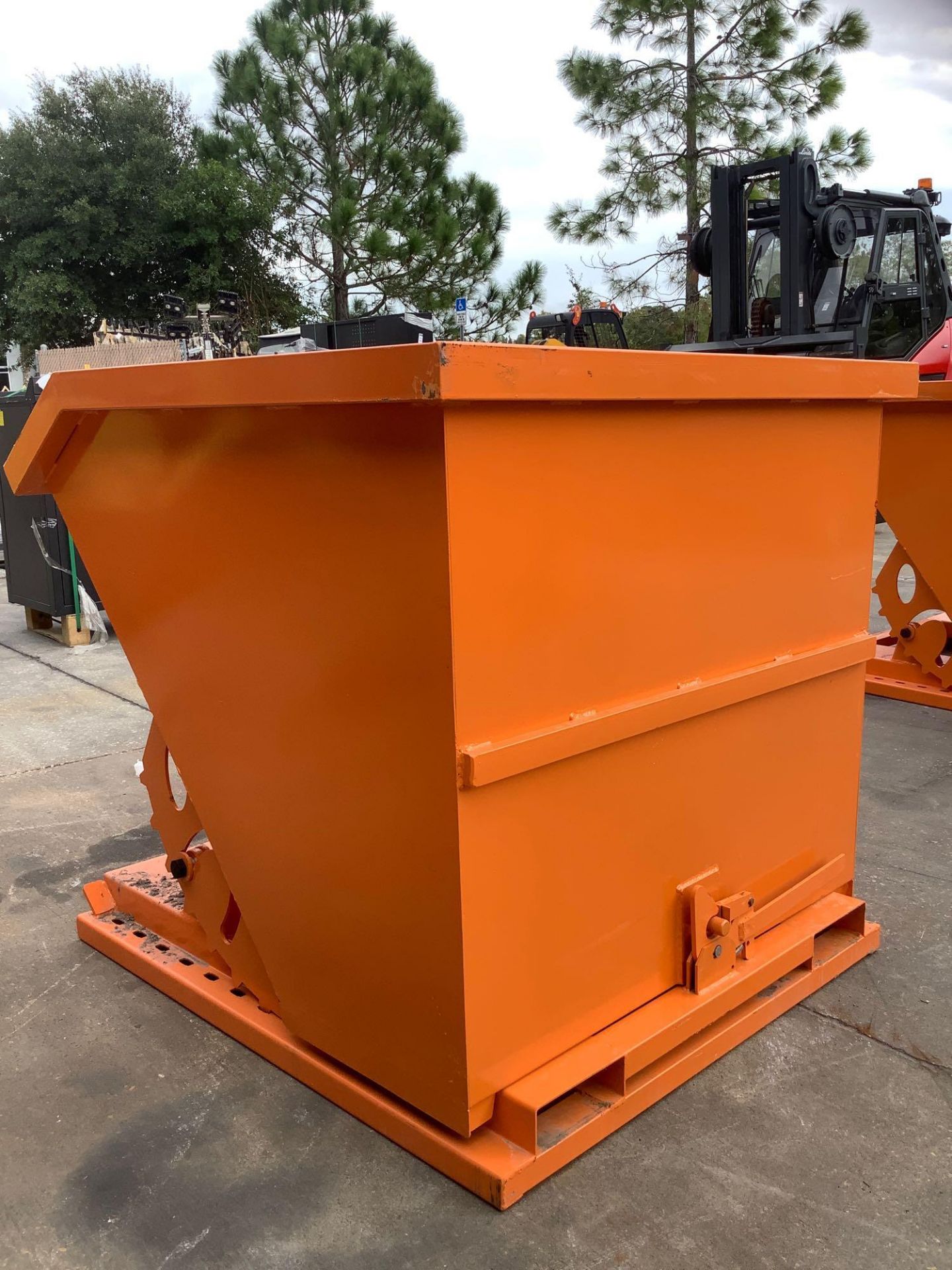 UNUSED 1CU YARD SELF DUMPING HOPPER WITH FORK POCKETS - Image 5 of 5