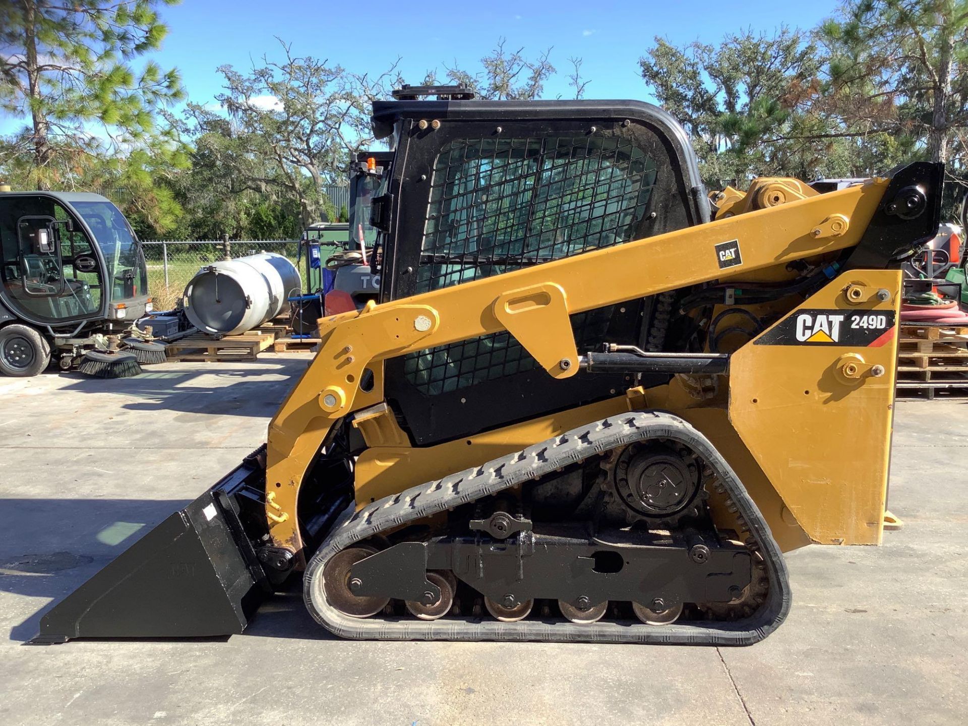 2015 CATERPILLAR SKID STEER MODEL 249D, DIESEL, ENCLOSED CAB, RUBBER TRACKS, BUCKET APPROX 67in, AC - Image 8 of 21