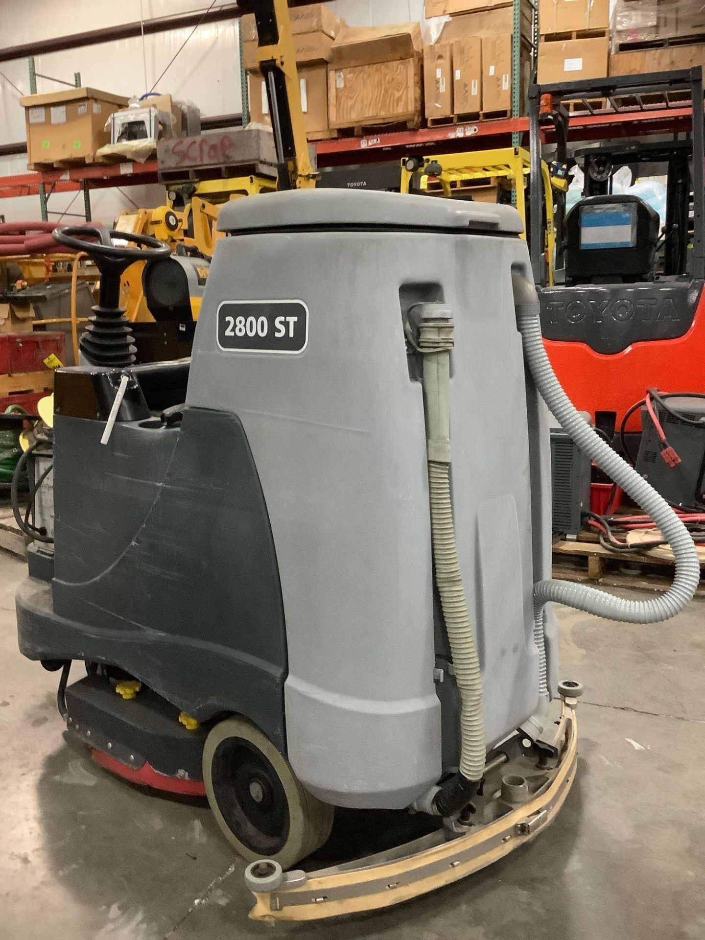 NILFISK ADVANCE RIDER FLOOR CLEANING MACHINE MODEL ADVENGER 2800ST, ELECTRIC, - Image 7 of 10