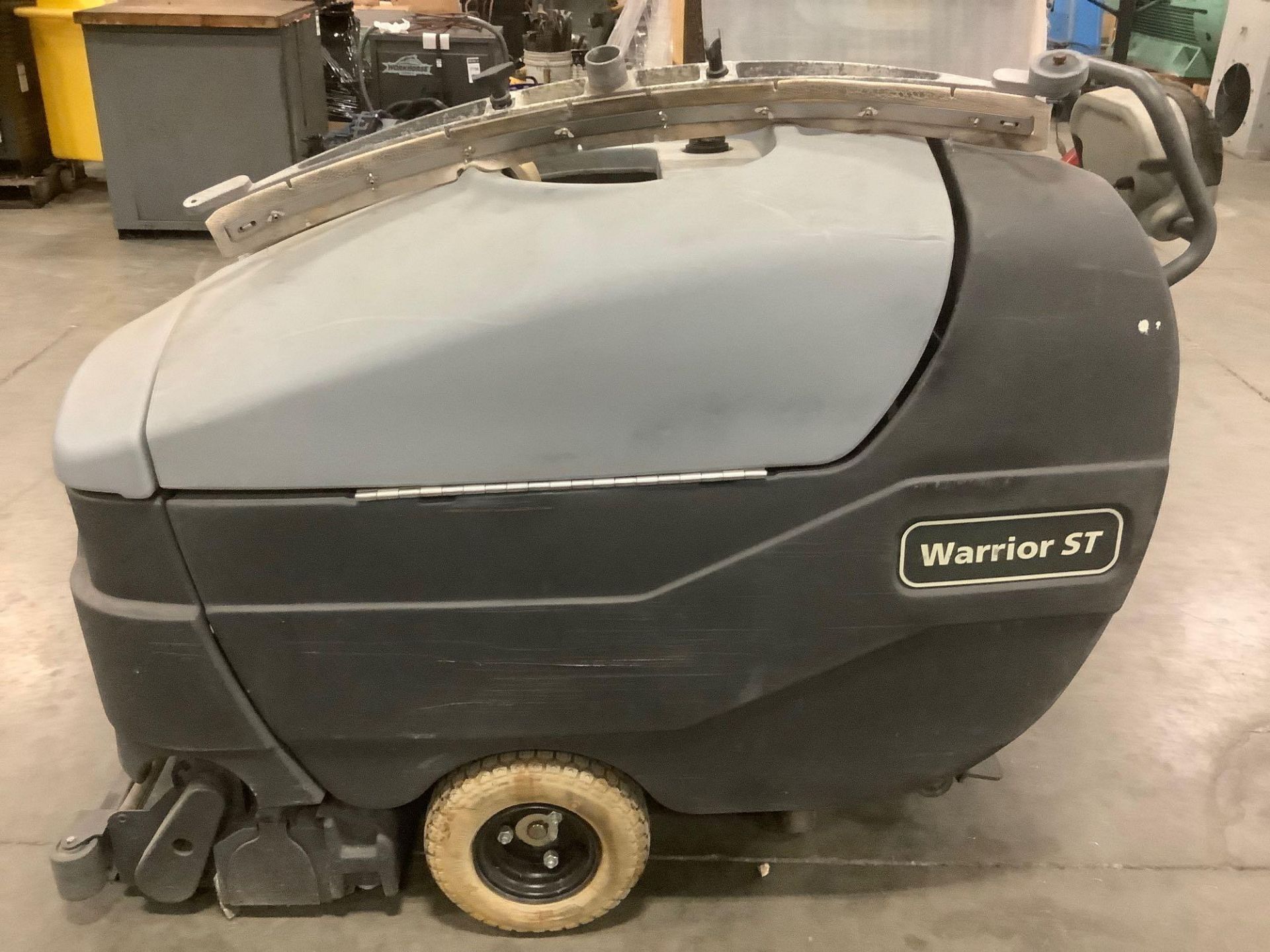 NILFISK ADVANCE FLOOR CLEANING MACHINE MODEL WARRIOR 286-C, ELECTRIC, APPROX 36VOLTS, DEAD BATTERY C - Image 5 of 11