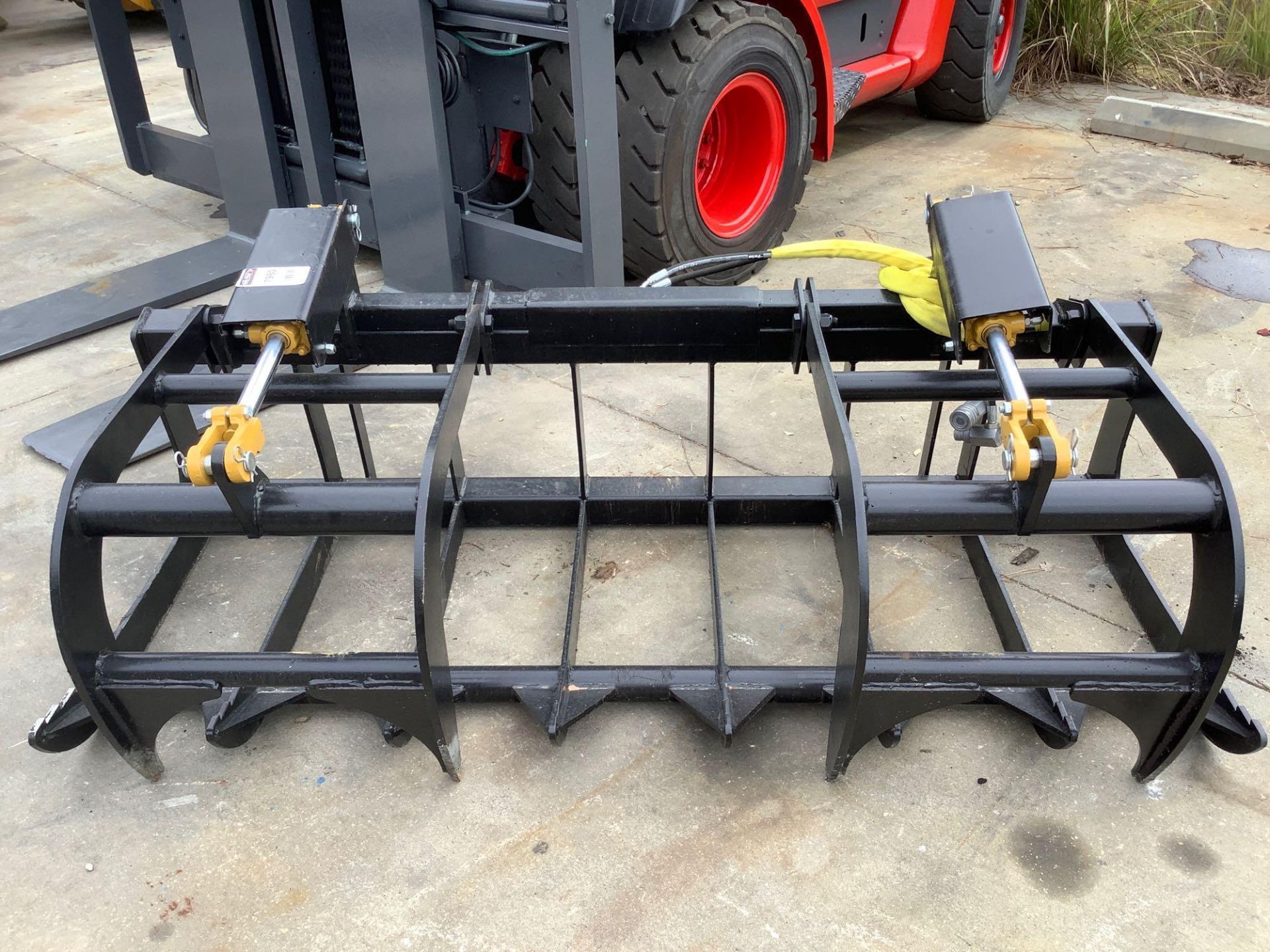 UNUSED GRAPPLE BUCKET UNIVERSAL SKID STEER ATTACHMENT, APPROX 72IN - Image 3 of 4