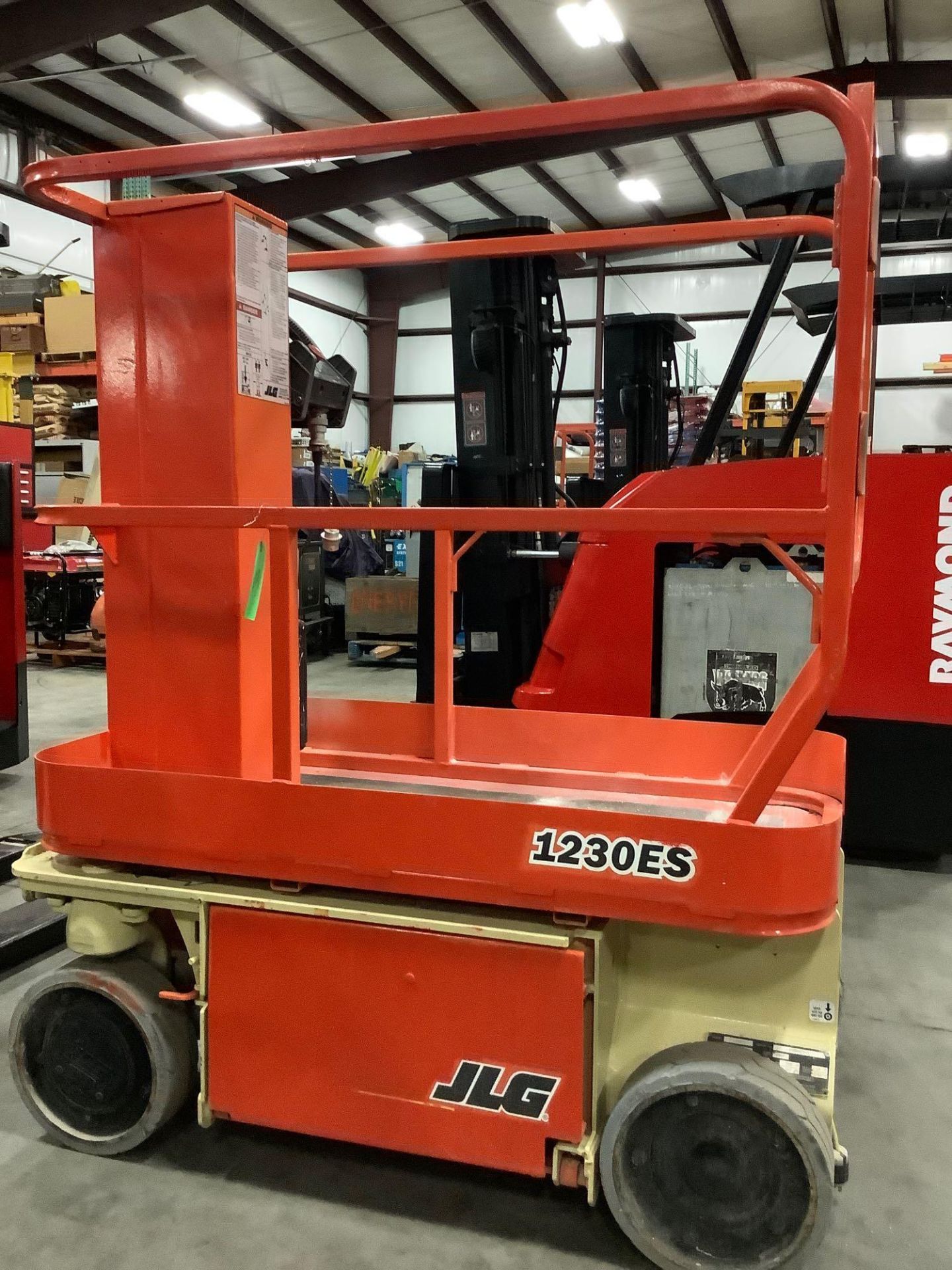 JLG MAN LIFT MODEL 1230ES APPROX MAX WEIGHT 500LBS RUNS & OPERATES - Image 3 of 5