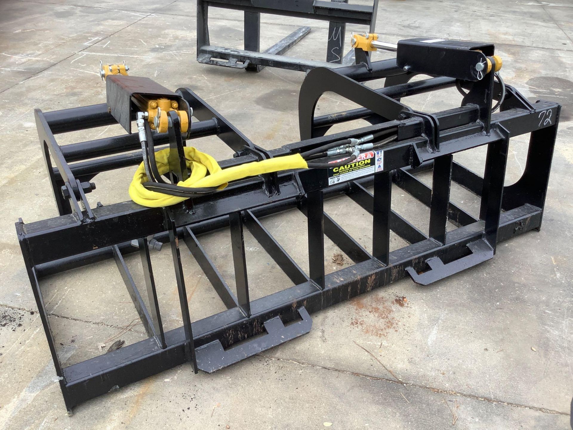 UNUSED GRAPPLE BUCKET UNIVERSAL SKID STEER ATTACHMENT, APPROX 72IN - Image 4 of 4