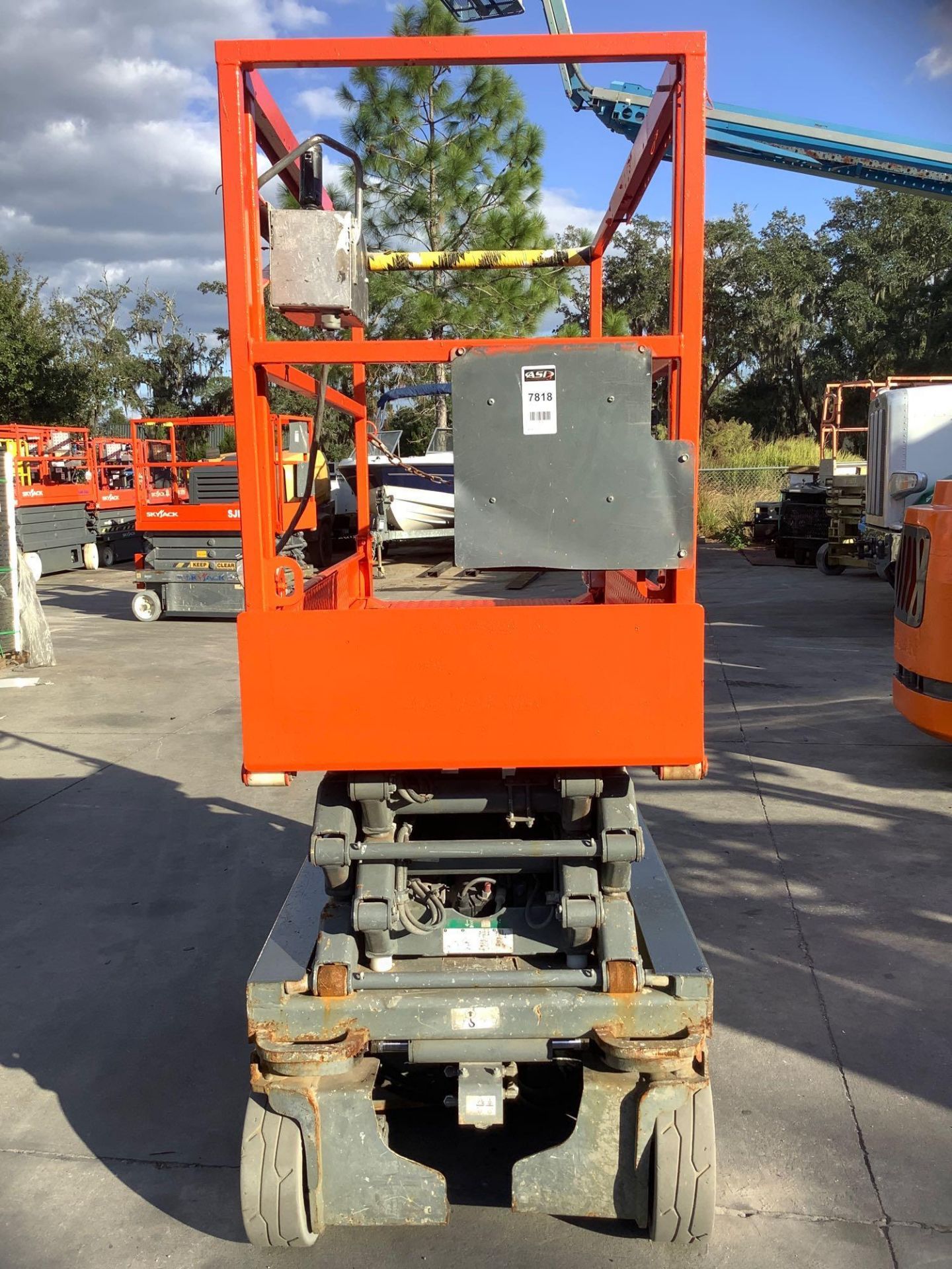 2013 SKYJACK SCISSOR LIFT MODEL SJ III 3219, ELECTRIC, APPROX MAX PLATFORM HEIGHT 19FT - Image 6 of 13