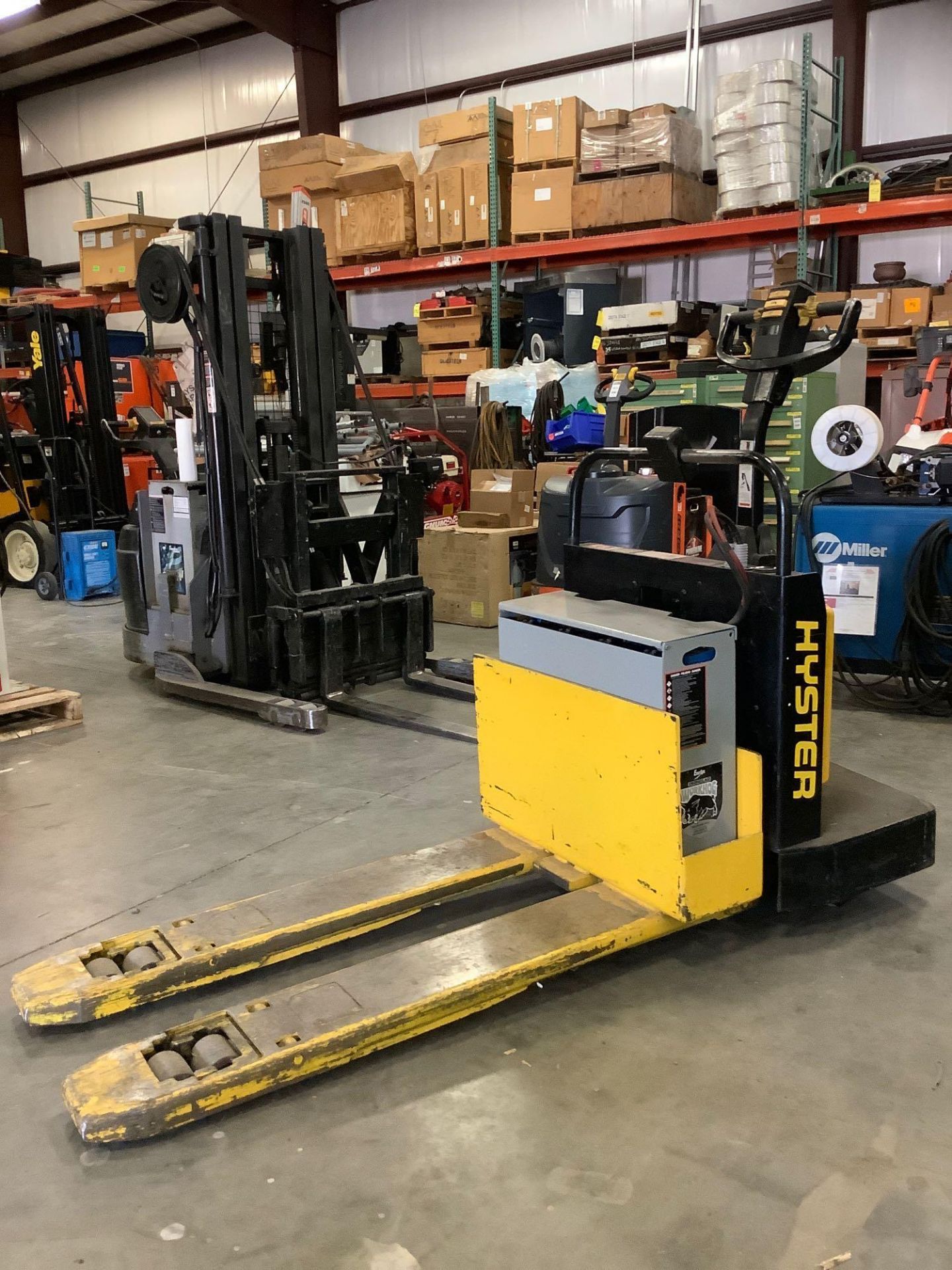 HYSTER PALLET JACK MODEL B60XT, ELECTRIC,APPROX MAX CAPACITY 6000LBS, APPROX 24 VOLTS , RUNS AND OPE - Image 6 of 11