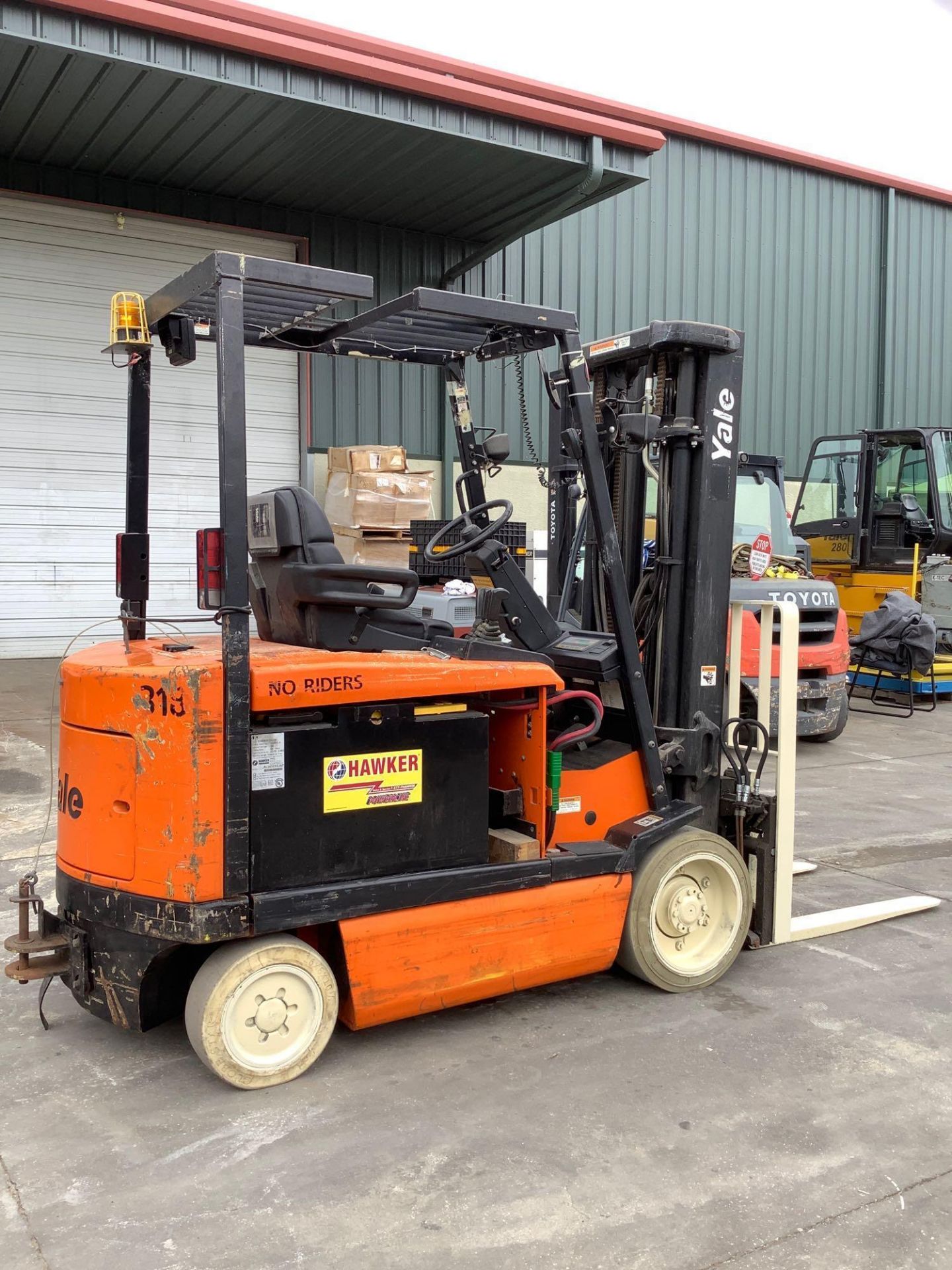 YALE  FORKLIFT MODEL ERC065RGN36TE088, ELECTRIC, APPROX MAX CAPACITY 6500LBS, APPROX MAX HEIGHT 193i - Image 11 of 20