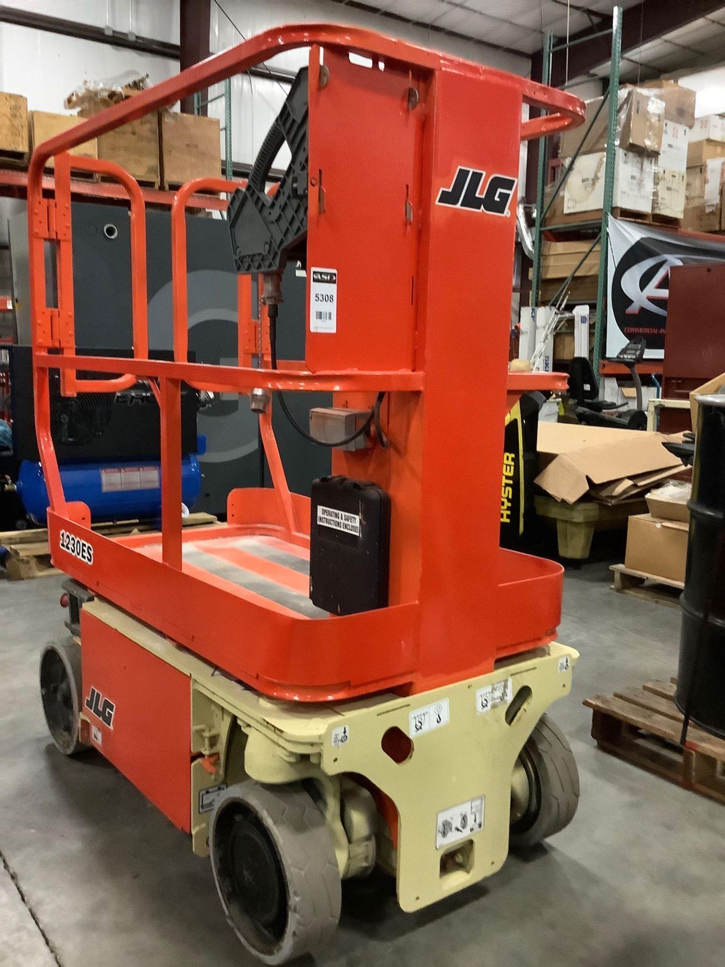 JLG MAN LIFT MODEL 1230ES APPROX MAX WEIGHT 500LBS RUNS & OPERATES - Image 5 of 5