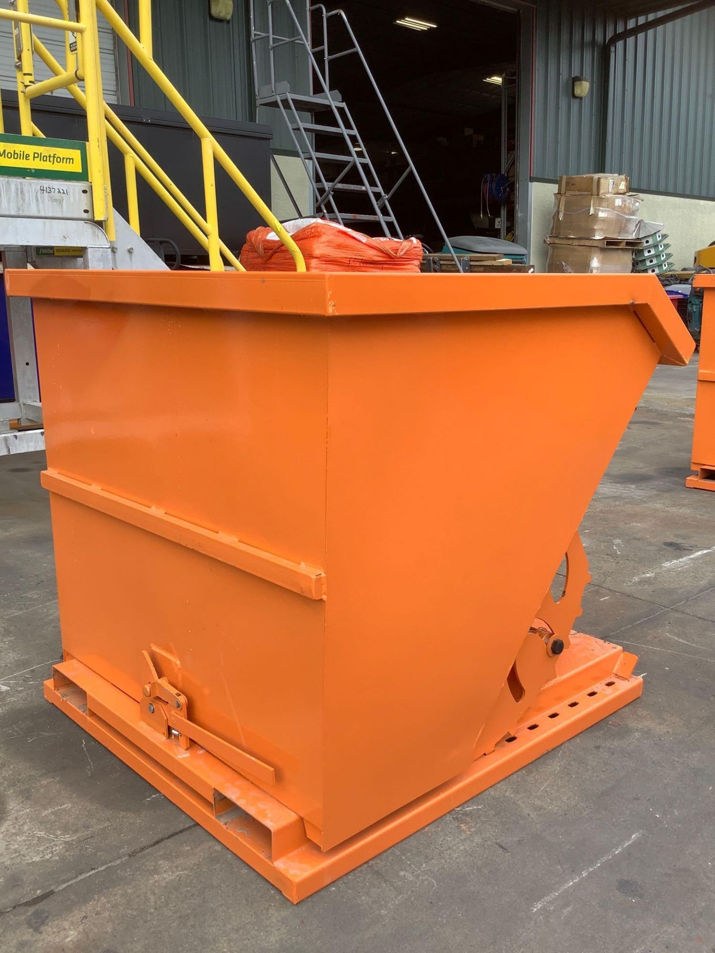 UNUSED 1CU YARD SELF DUMPING HOPPER WITH FORK POCKETS - Image 4 of 5