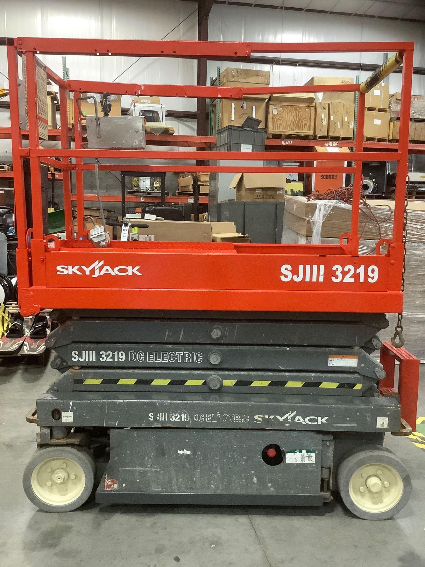 2013 SKYJACK SCISSOR LIFT MODEL SJ III 3219, ELECTRIC, APPROX MAX PLATFORM HEIGHT 19FT, BUILT IN BAT - Image 2 of 14