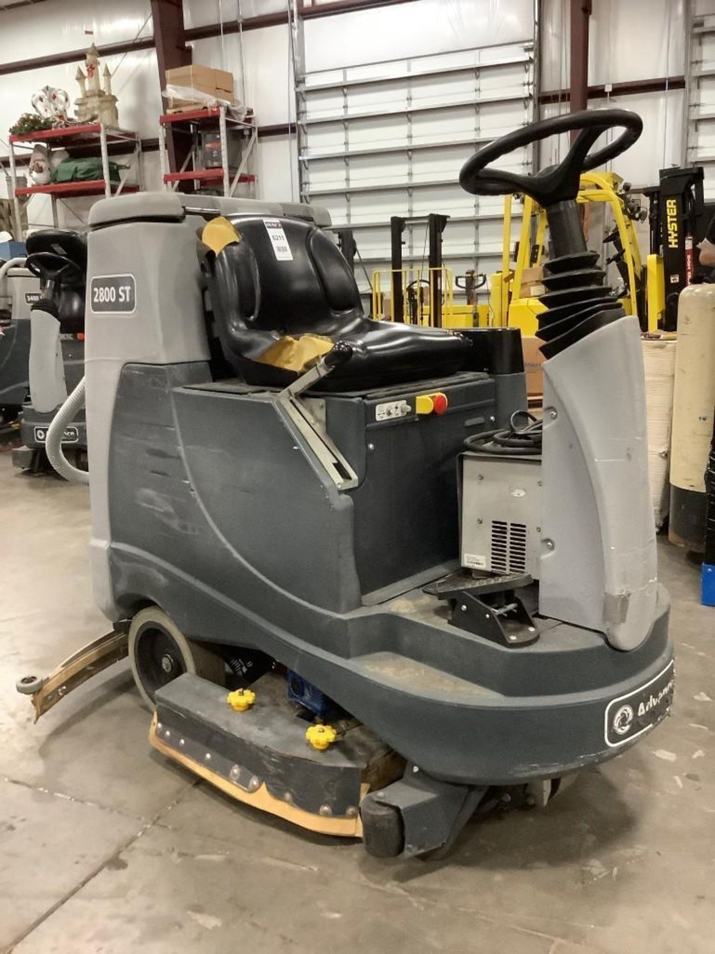 NILFISK ADVANCE RIDER FLOOR CLEANING MACHINE MODEL ADVENGER 2800ST, ELECTRIC, - Image 3 of 10