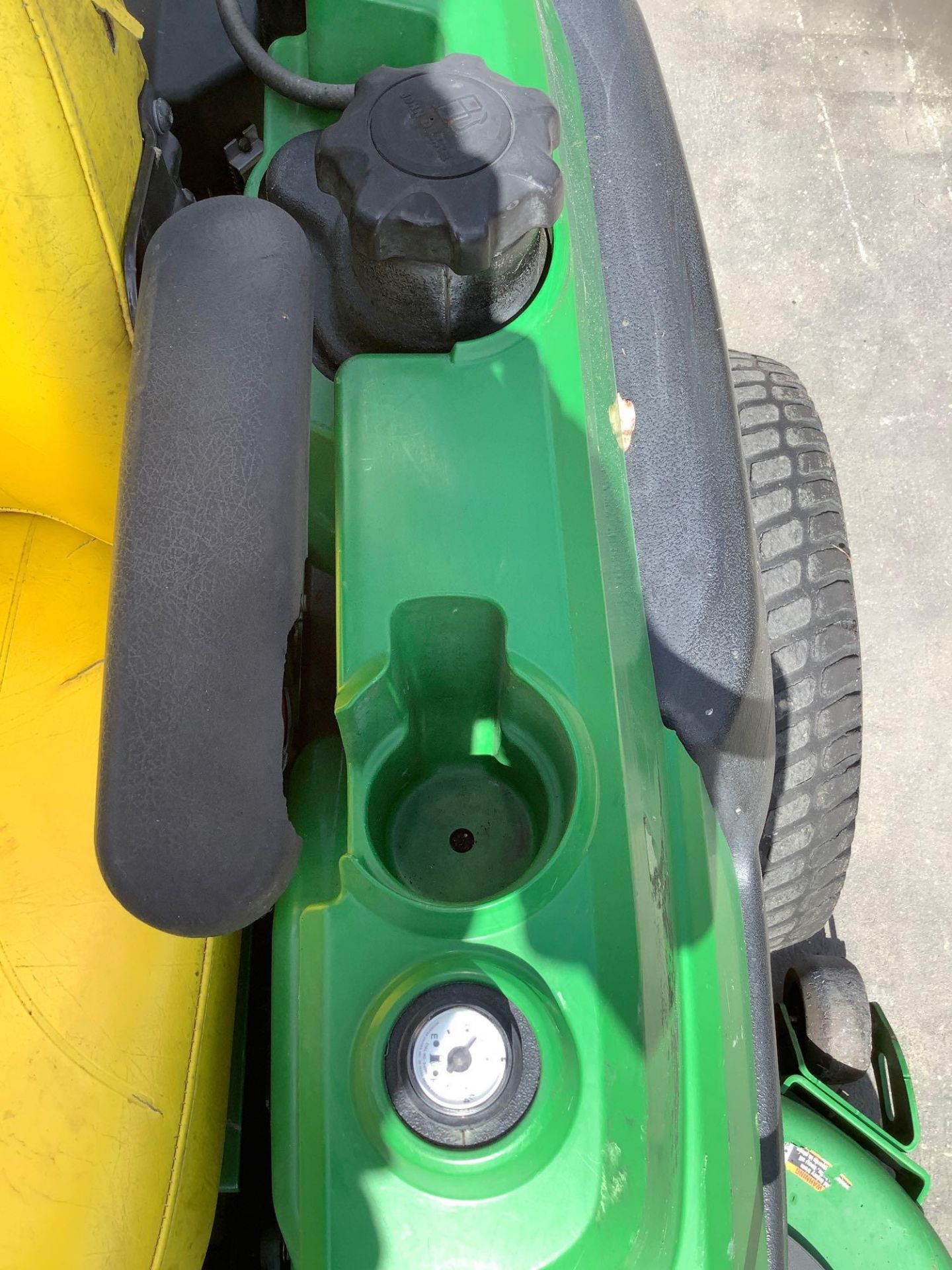 JOHN DEERE ZTRAK COMMERCIAL MOWER MODEL Z930 60MOD, GAS POWERED, 60in CUT DECK , 7IRON, RUNS AND OPE - Image 14 of 15