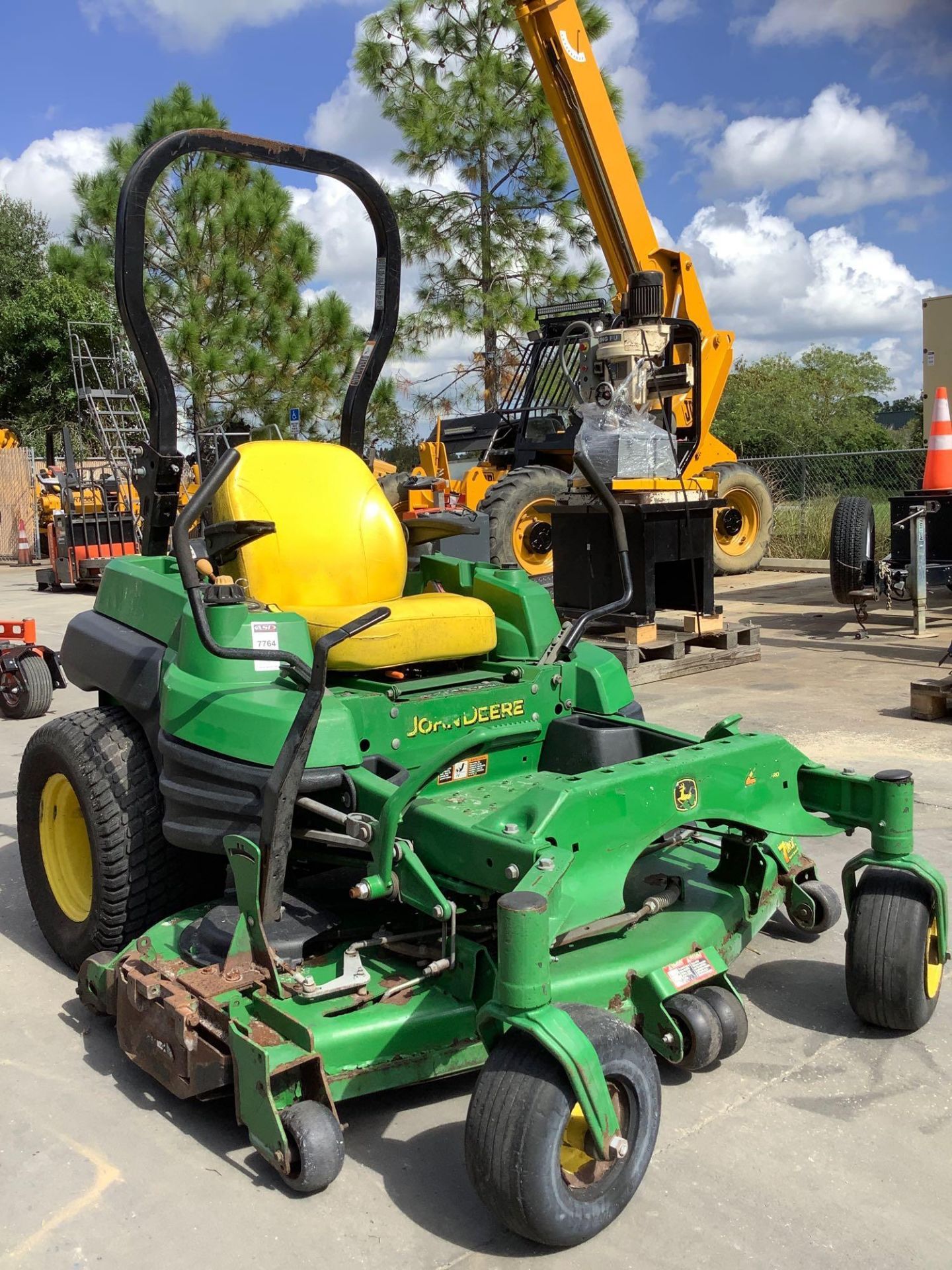 JOHN DEERE ZTRAK COMMERCIAL MOWER MODEL Z930 60MOD, GAS POWERED, 60in CUT DECK , 7IRON, RUNS AND OPE